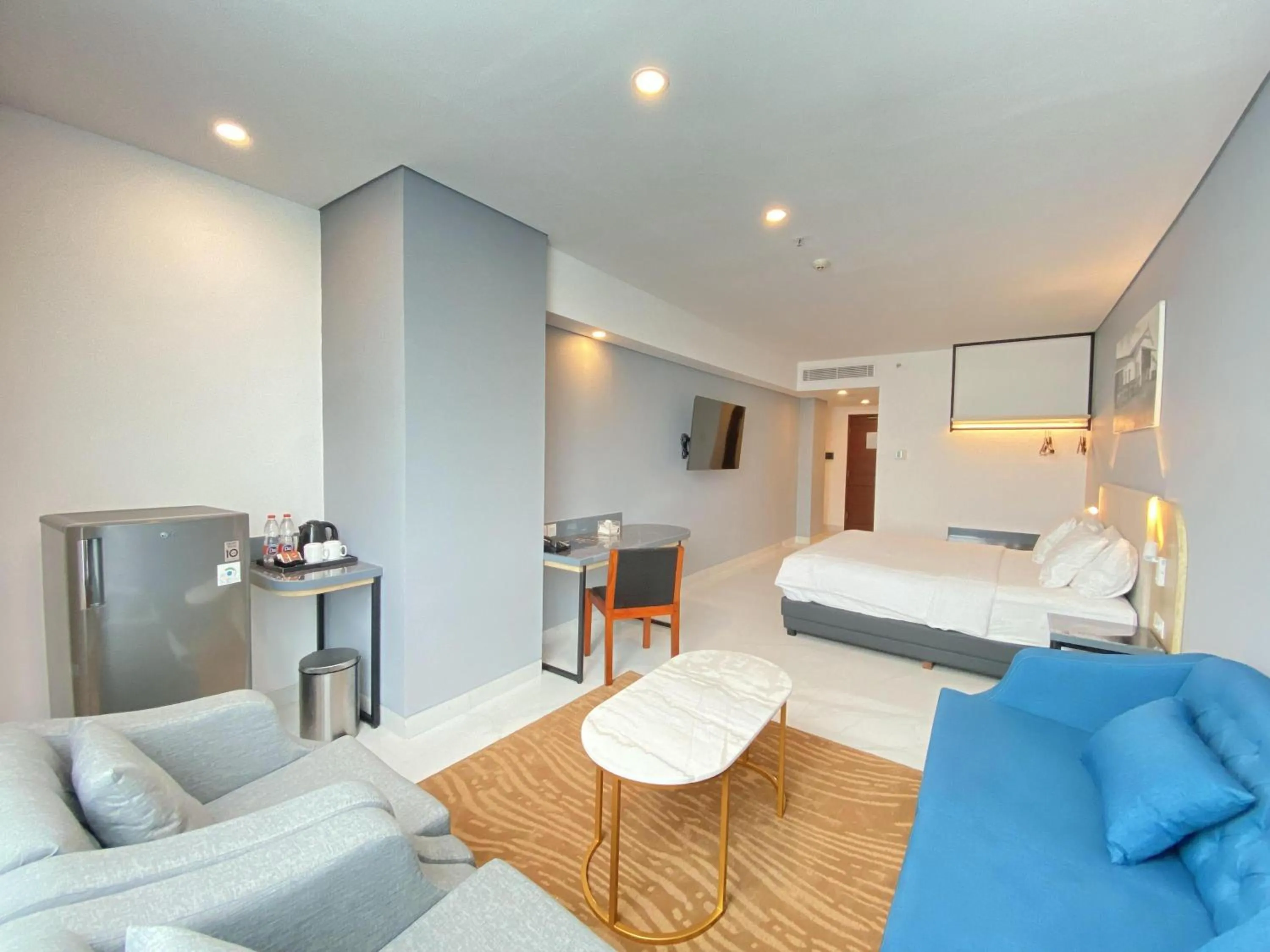 Living room, Bed in THE 1O1 Malang OJ