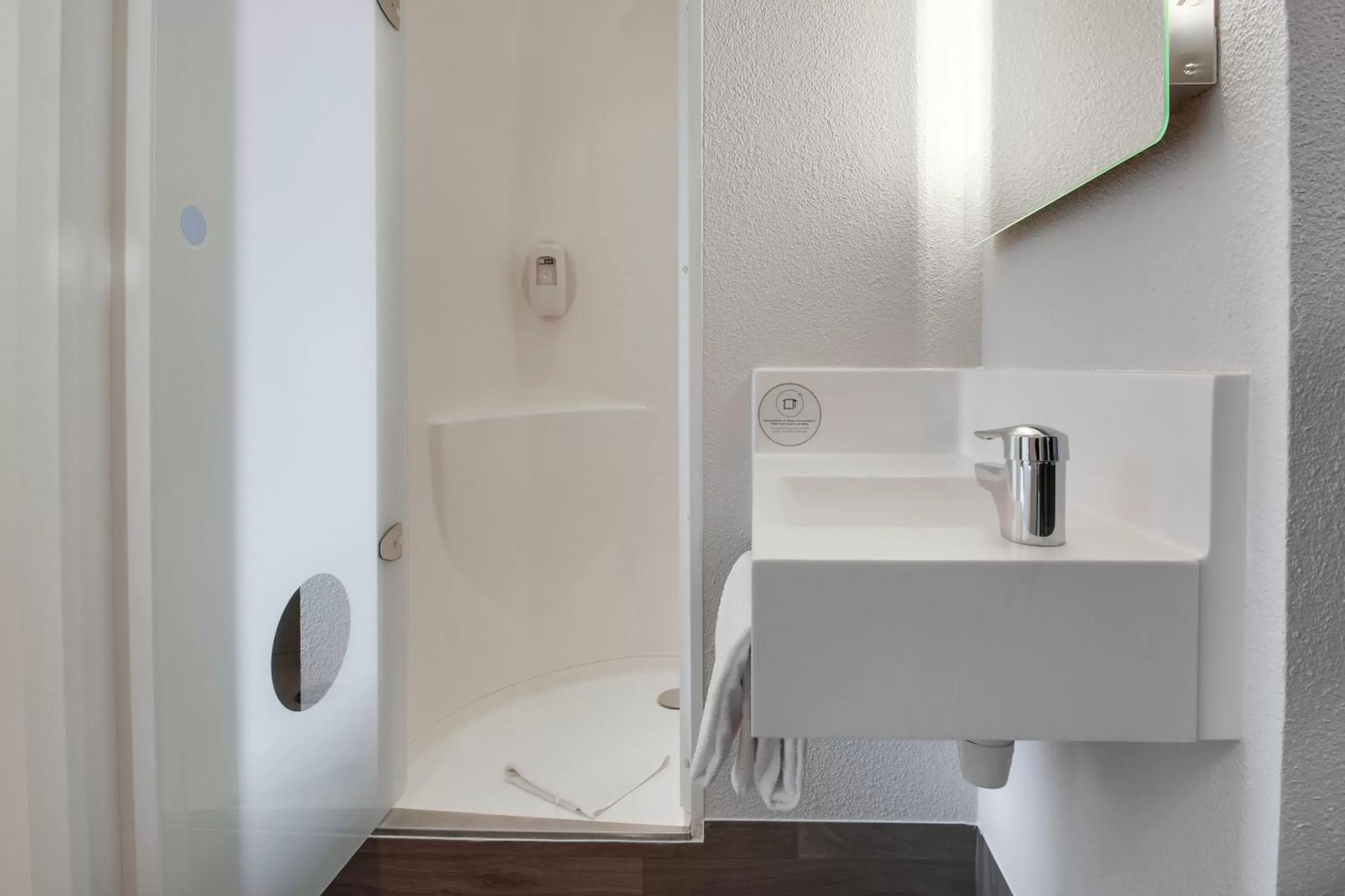 Shower, Bathroom in B&B HOTEL Châlons-en-Champagne