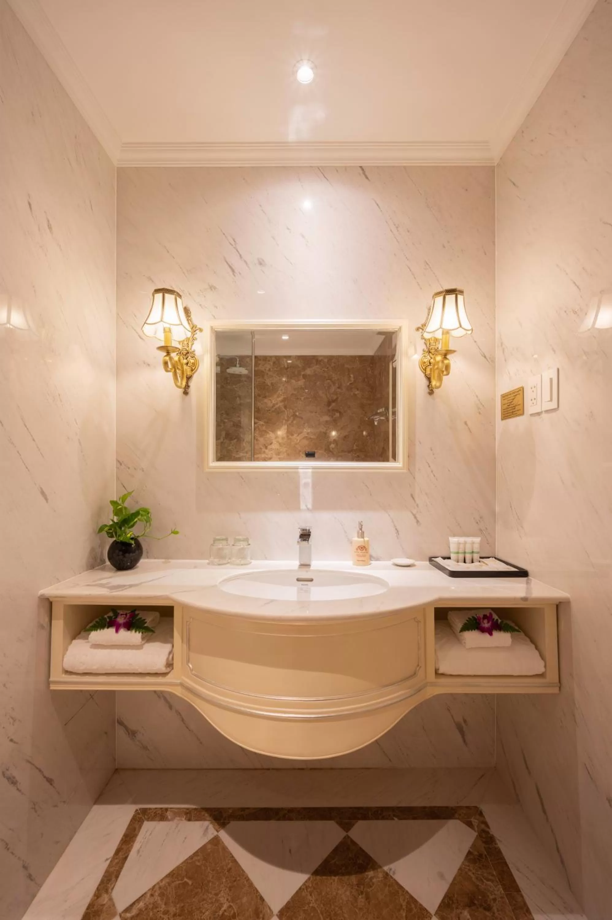 Shower in Hotel Majestic Saigon