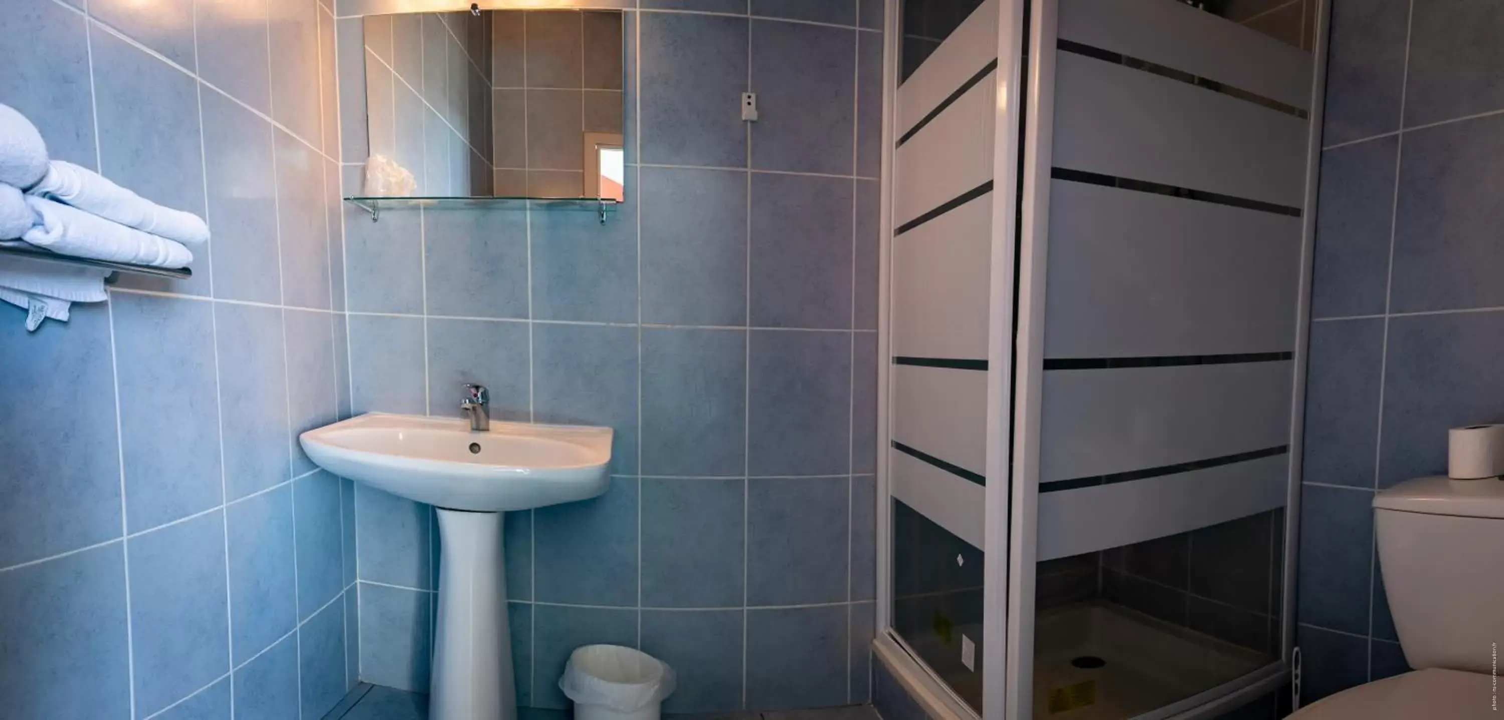 Shower, Bathroom in Hotel de la Gare