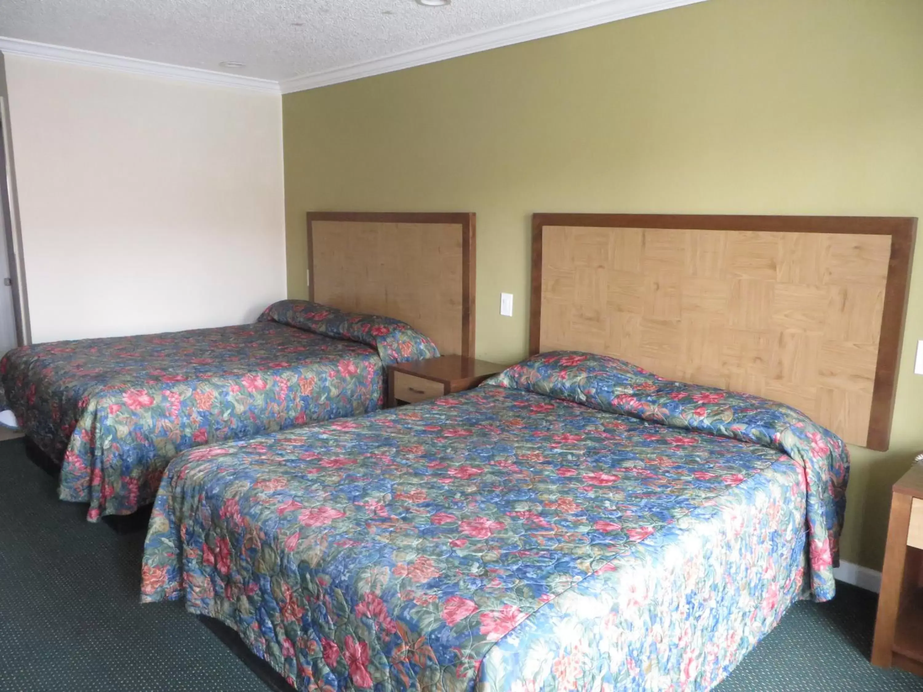 Photo of the whole room, Bed in National Inn Garden Grove