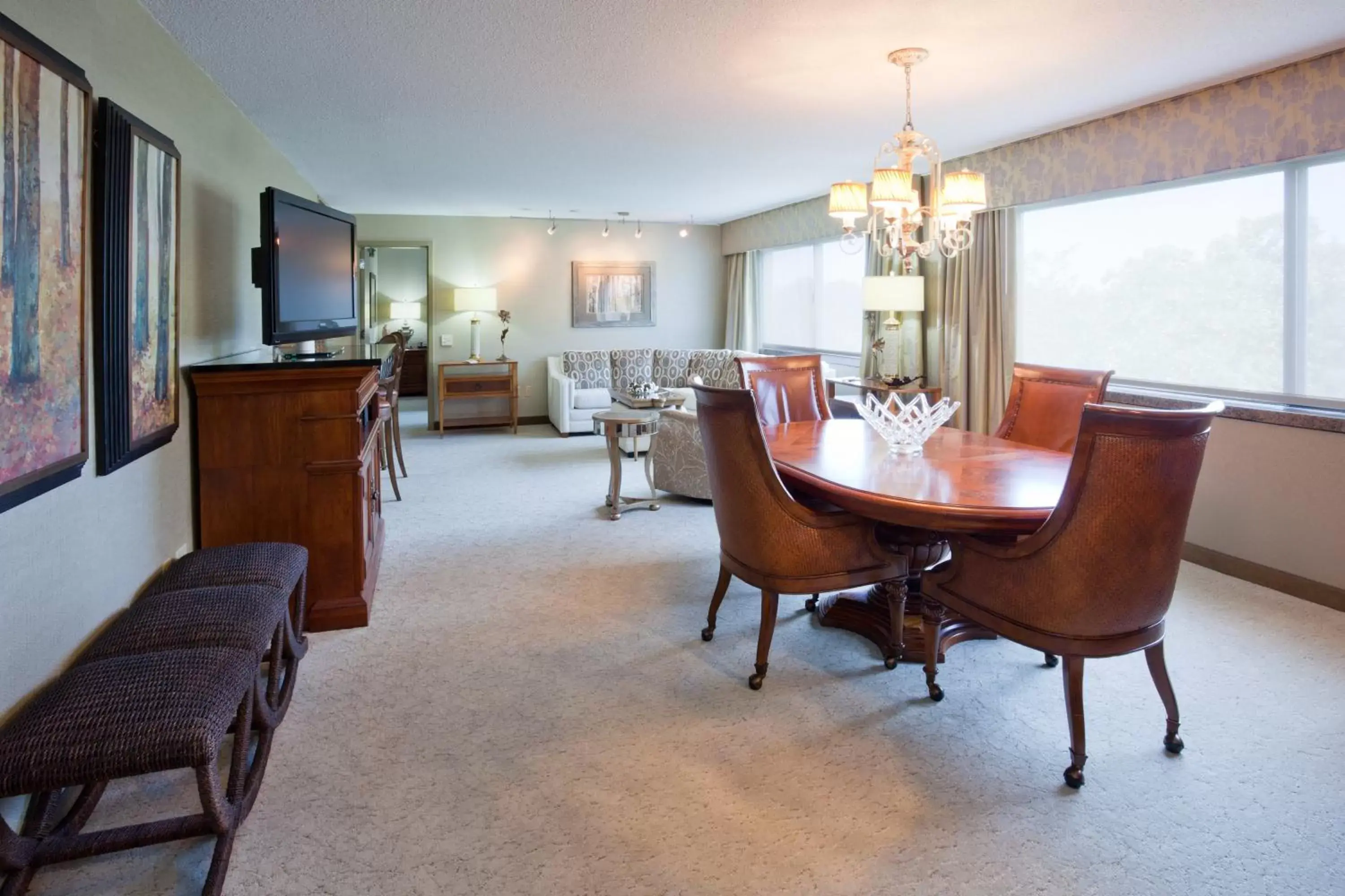 Photo of the whole room, Seating Area in Crowne Plaza Minneapolis West, an IHG Hotel