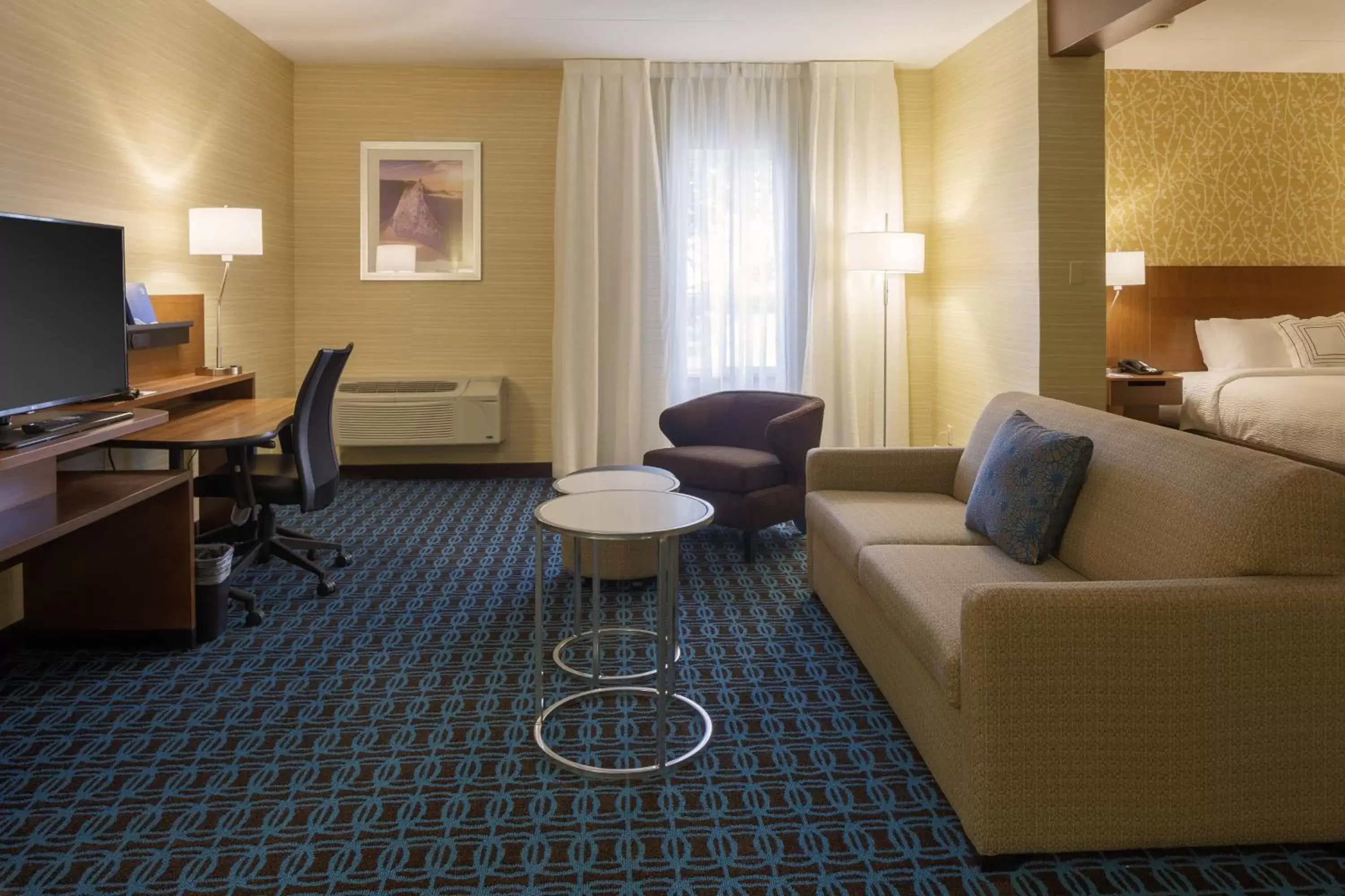 Photo of the whole room, Seating Area in Fairfield Inn & Suites by Marriott Belleville