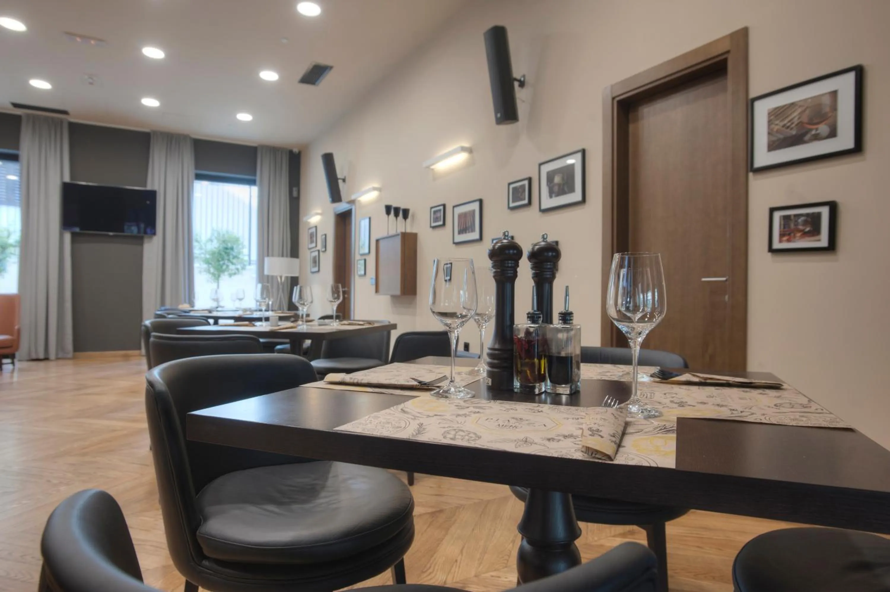 Restaurant/places to eat in Hotel Moskva