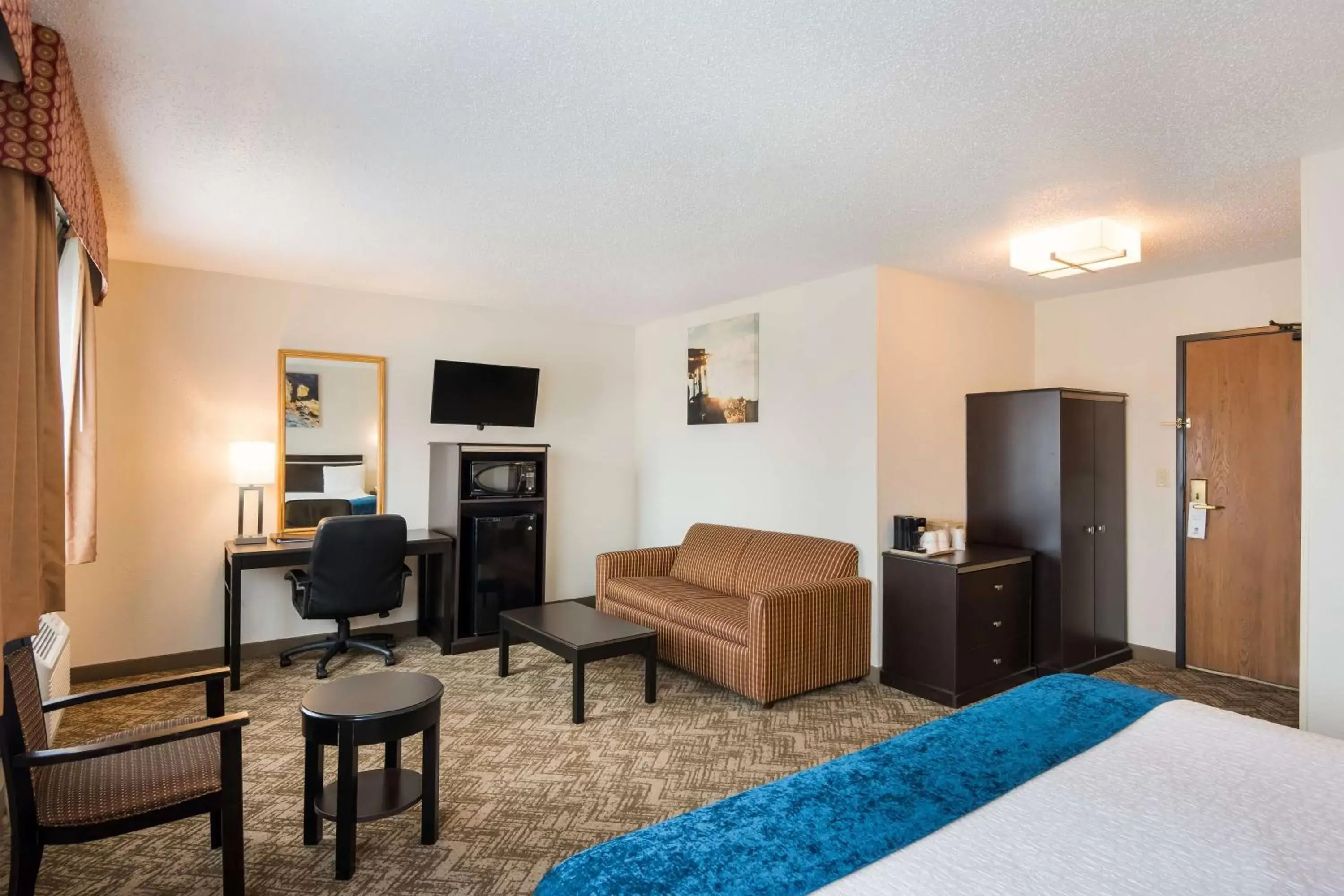 Bedroom, Seating Area in Best Western Mount Pleasant Inn