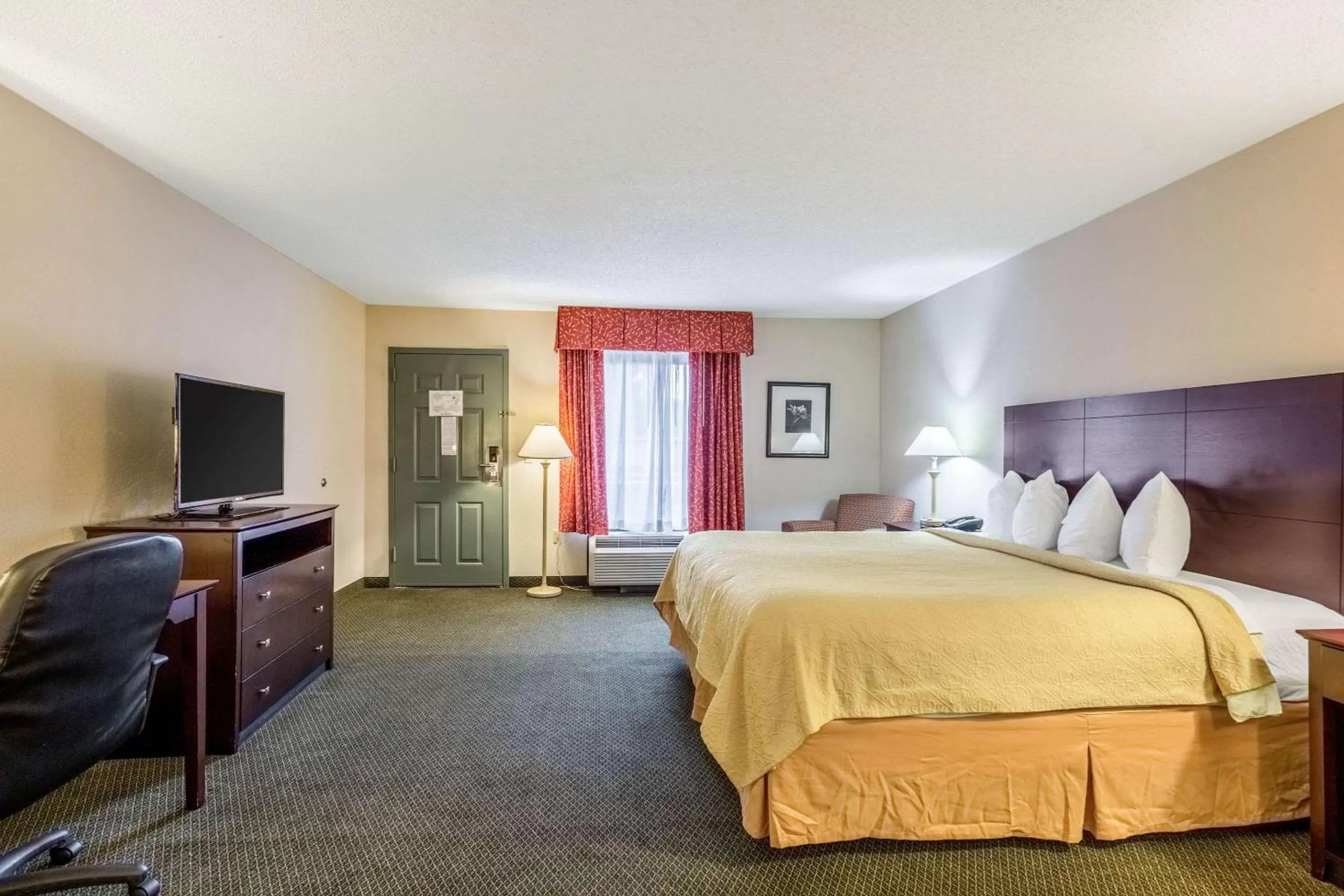 Photo of the whole room, Bed in Quality Inn Heber Springs