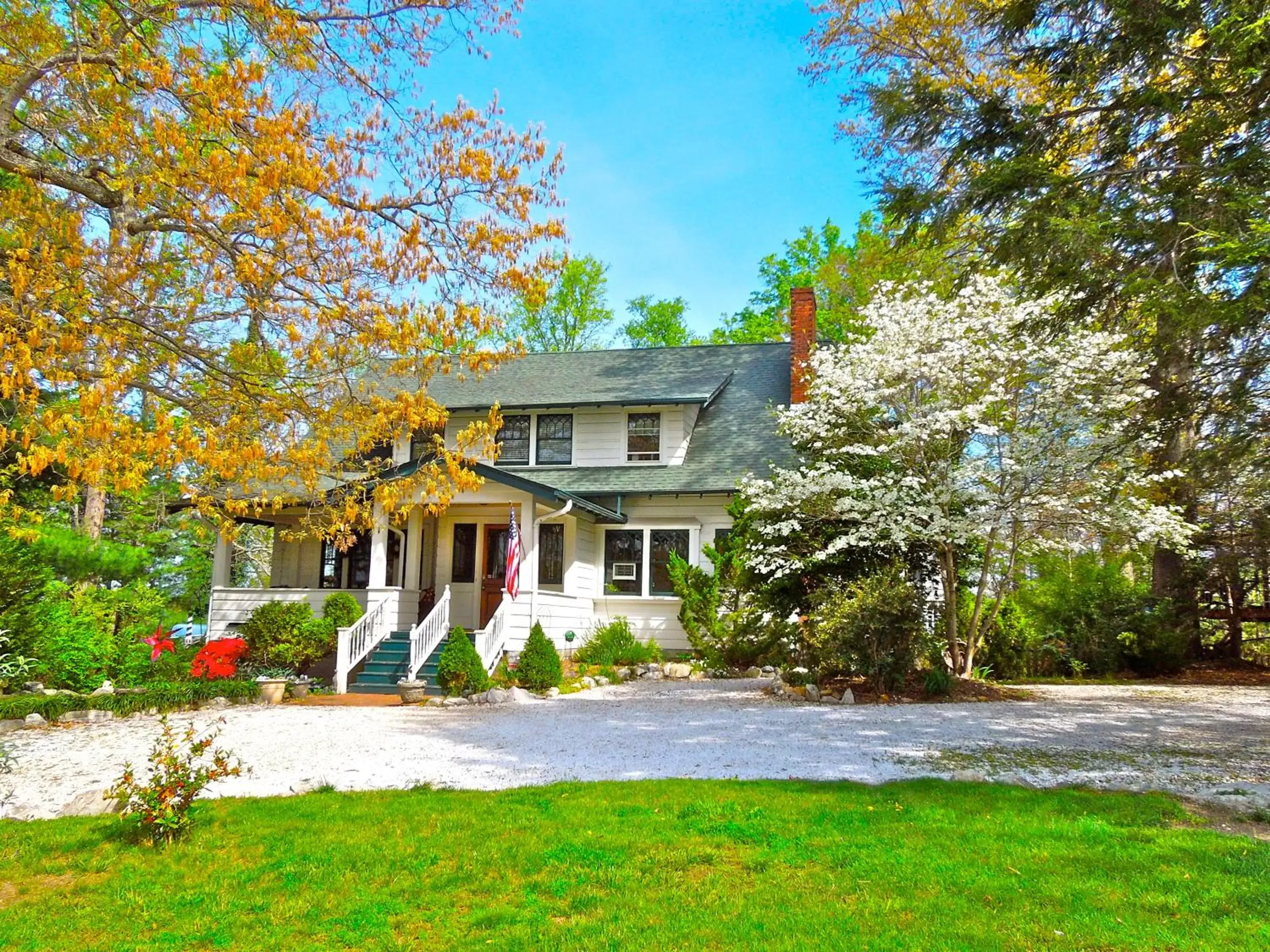 Property Building in Oakland Cottage Bed and Breakfast