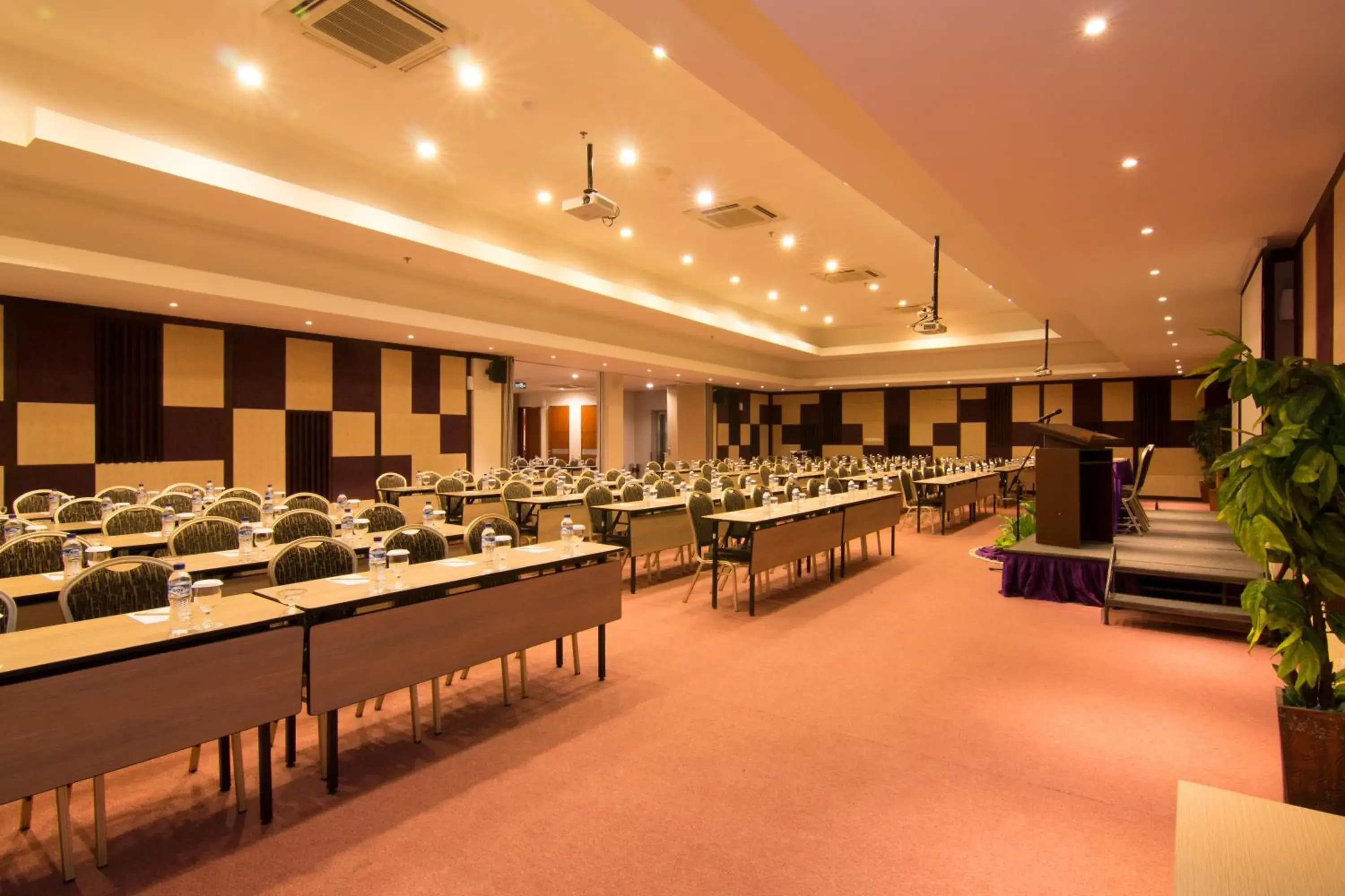 Meeting/conference room, Restaurant/Places to Eat in Kuta Central Park Hotel