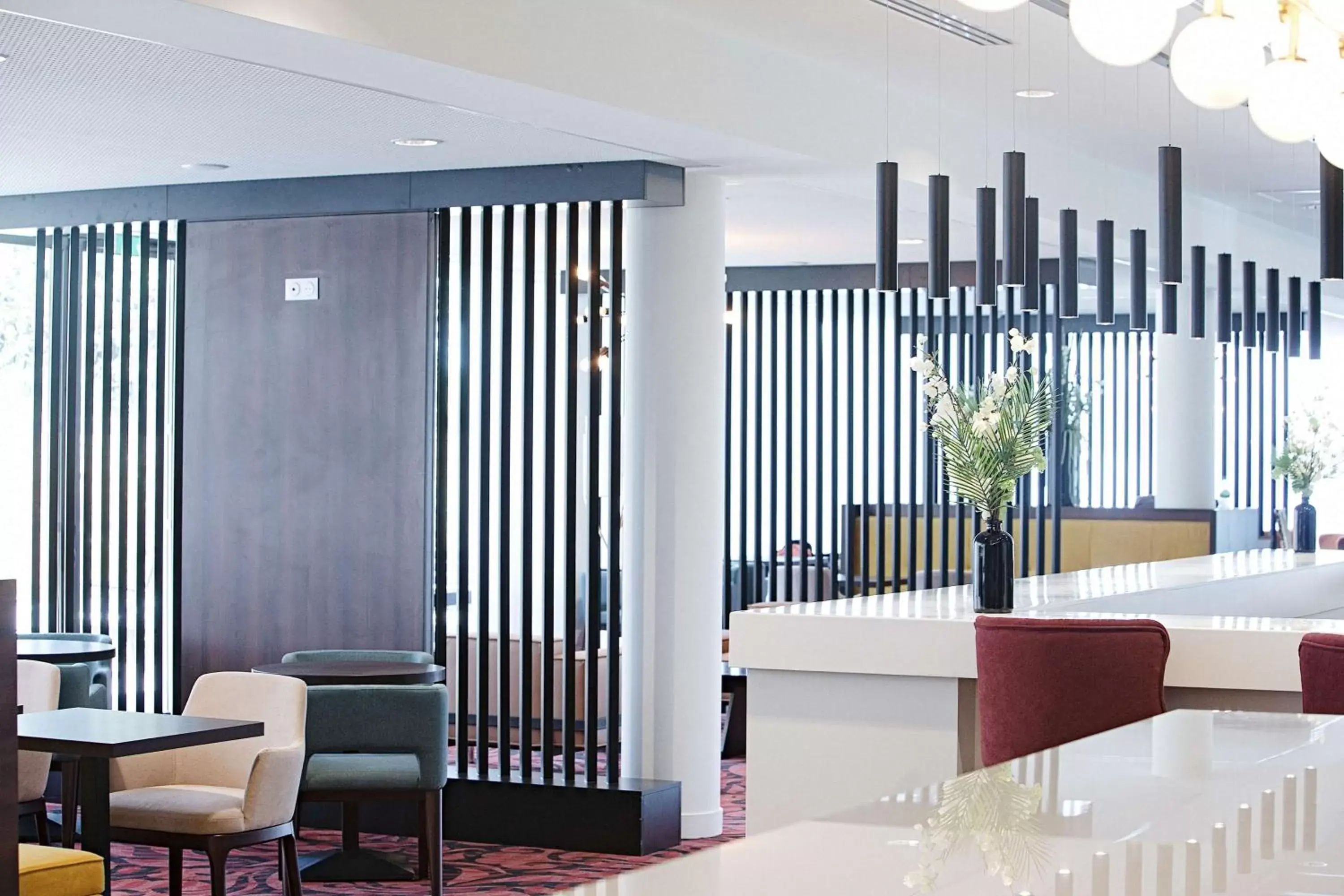 Lounge or bar, Lobby/Reception in Hampton By Hilton Toulouse Airport