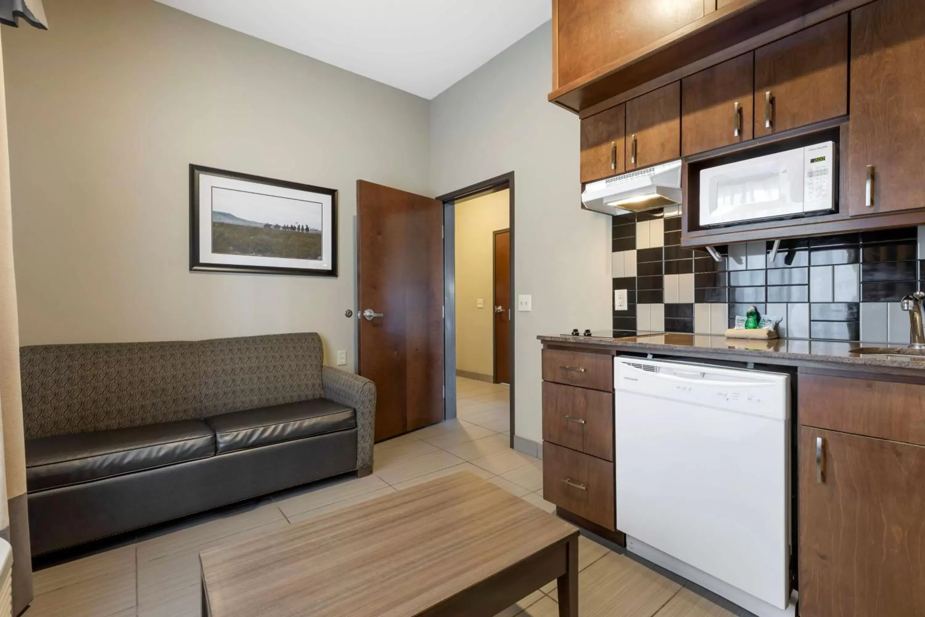 Photo of the whole room, Kitchen/Kitchenette in Best Western Plus Fort Stockton Hotel