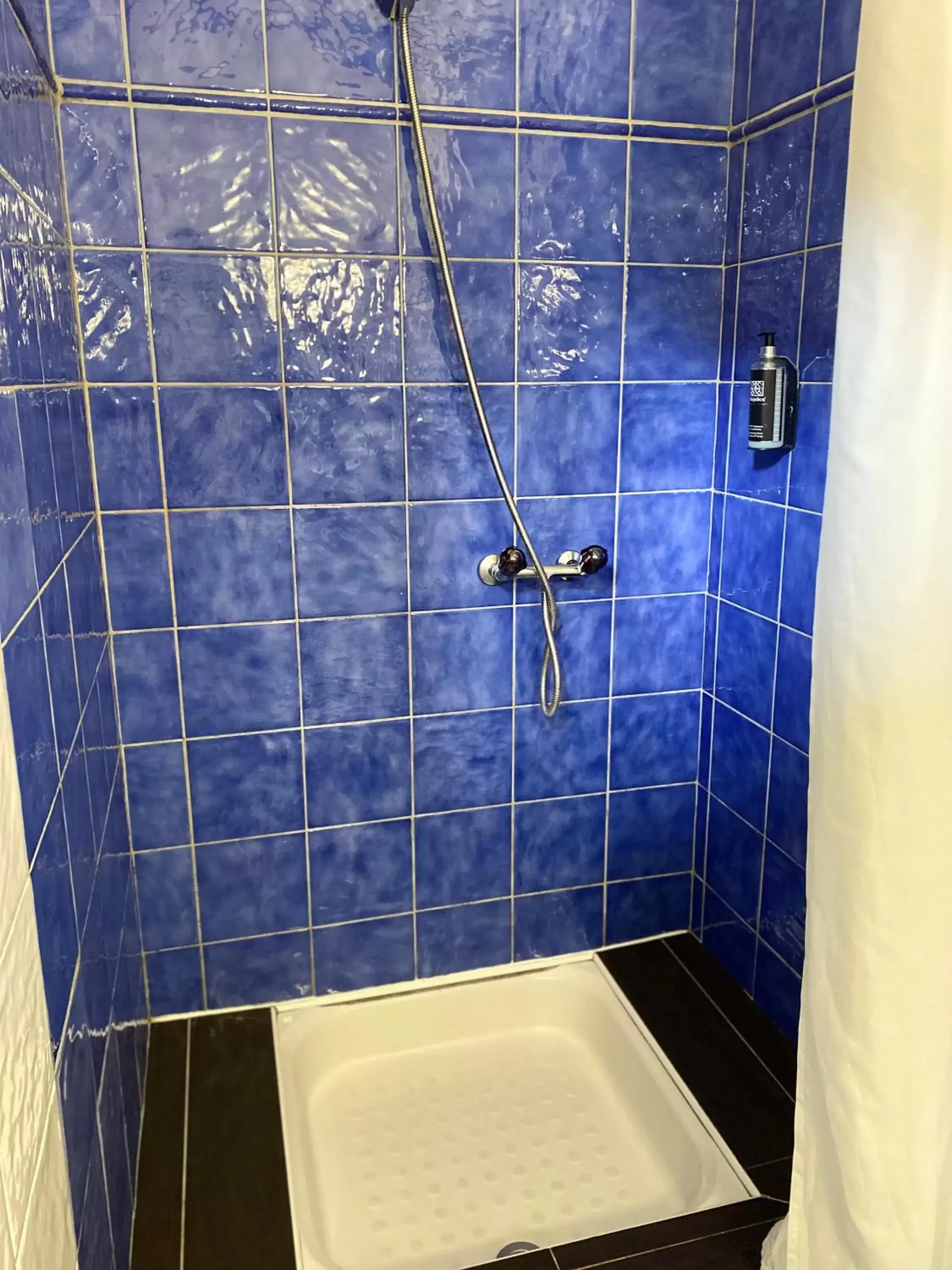 Shower, Bathroom in Hôtel du Château