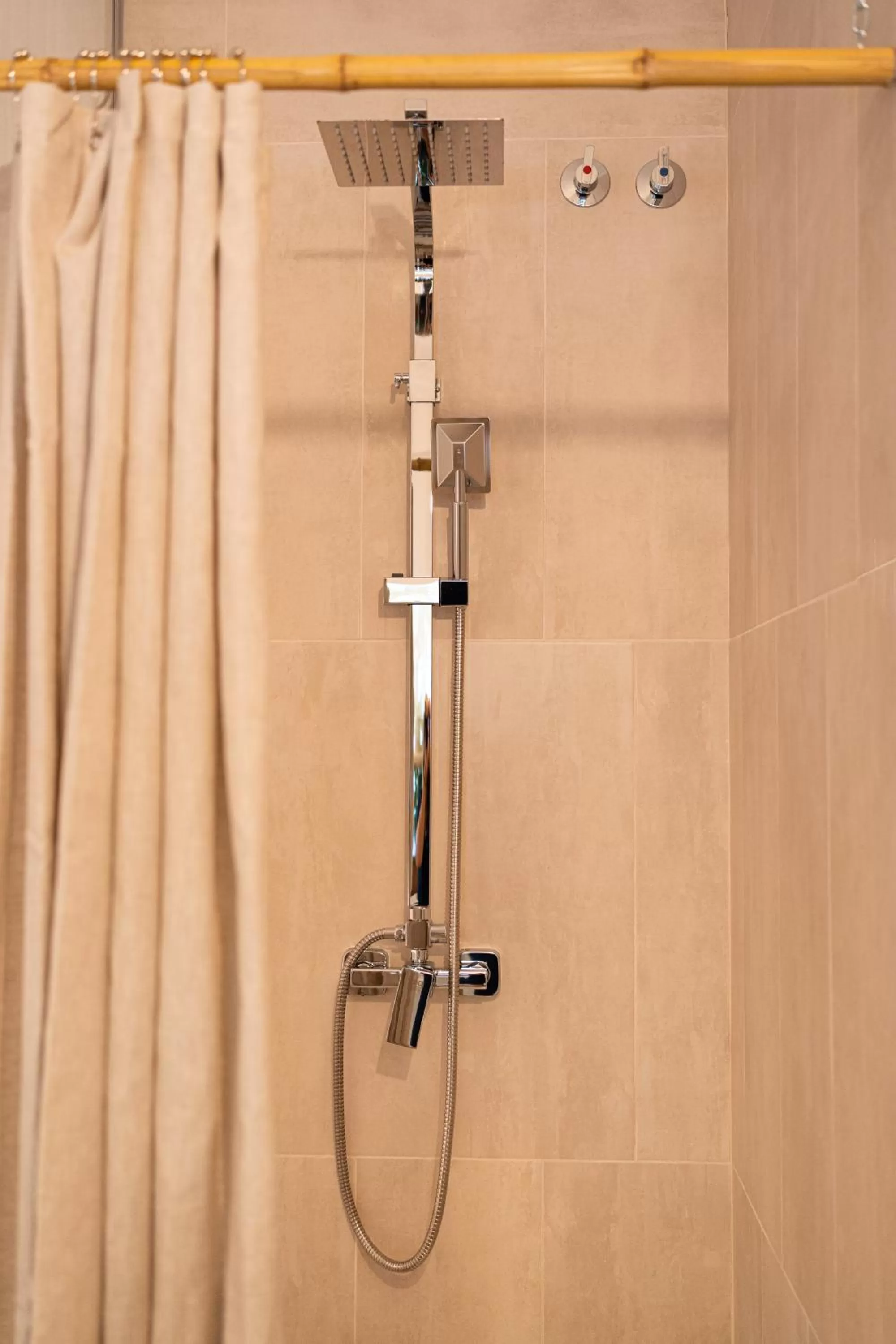 Shower, Bathroom in Sitges Beach Hostal