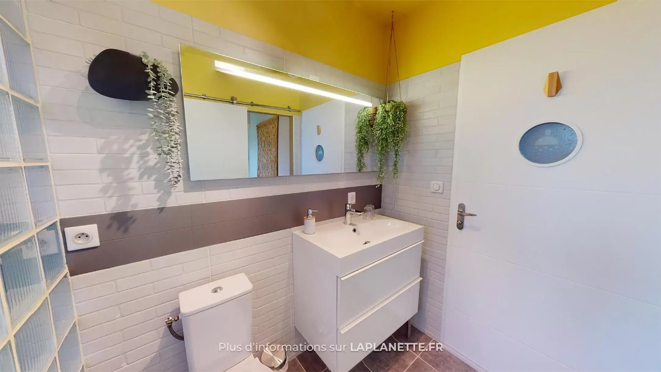 Bathroom in LA PLANETTE