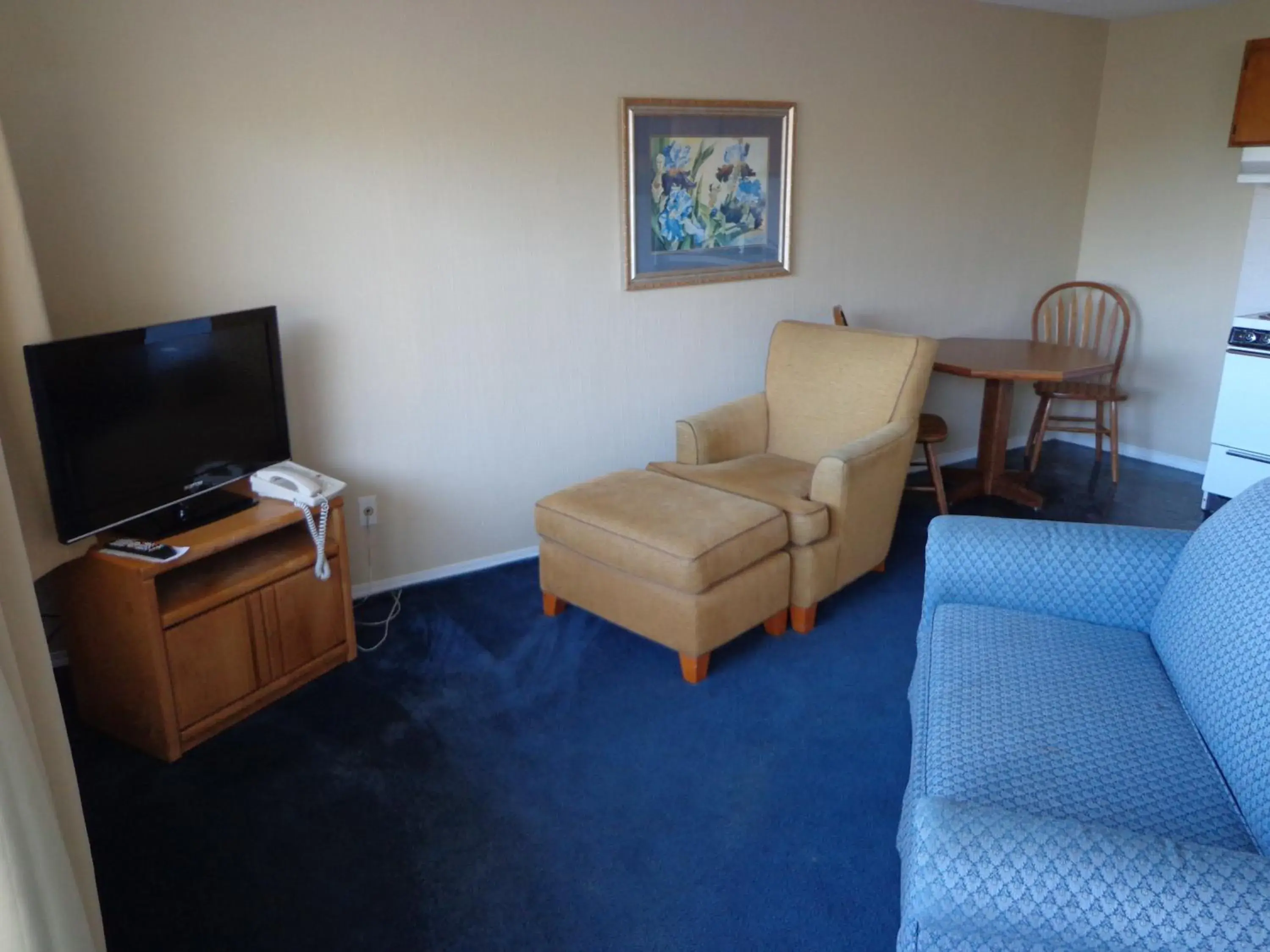 Living room, Seating Area in Ocean Shores Inn & Suites