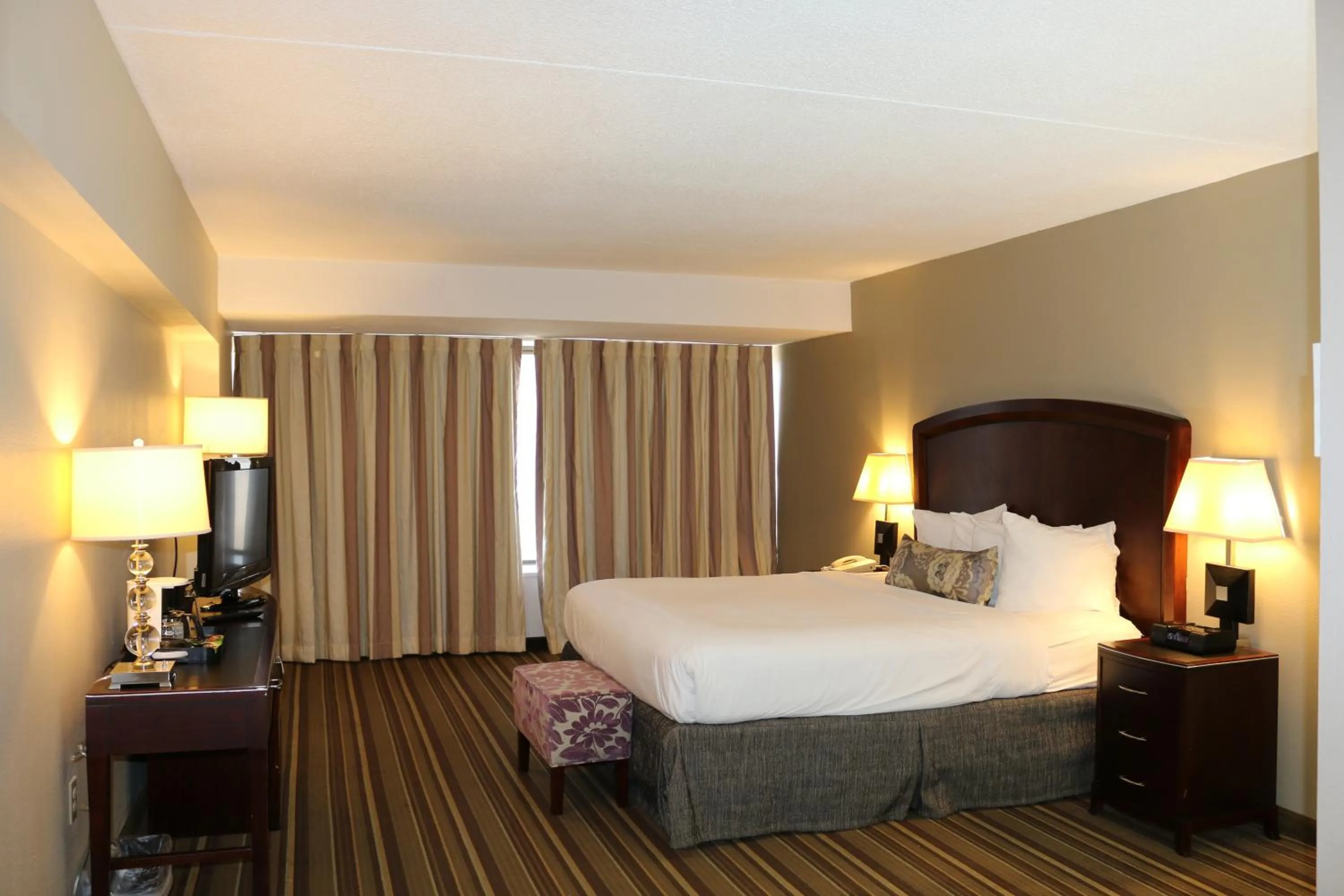 Photo of the whole room, Bed in The Avalon Hotel and Conference Center