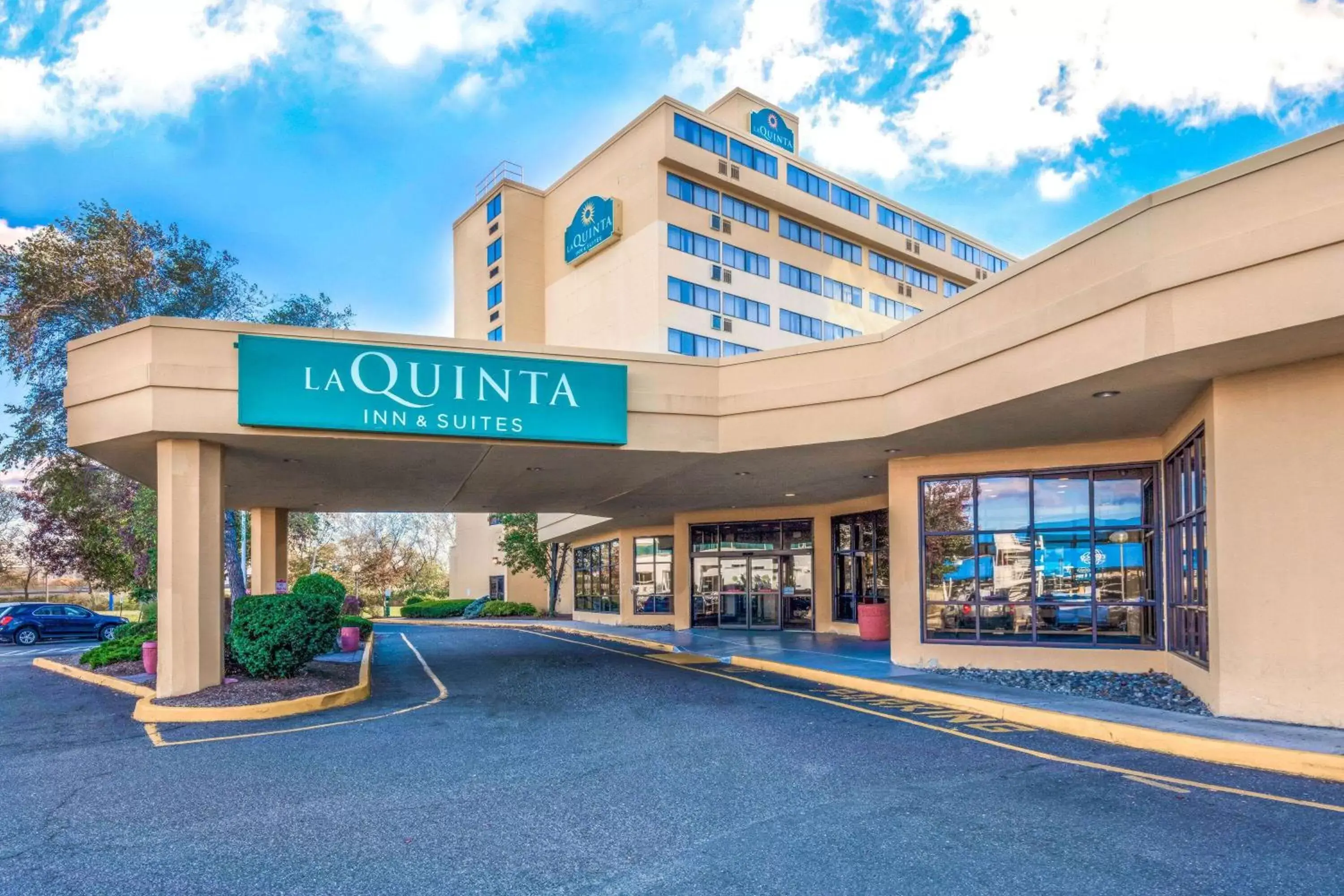 Property building in La Quinta by Wyndham Secaucus Meadowlands