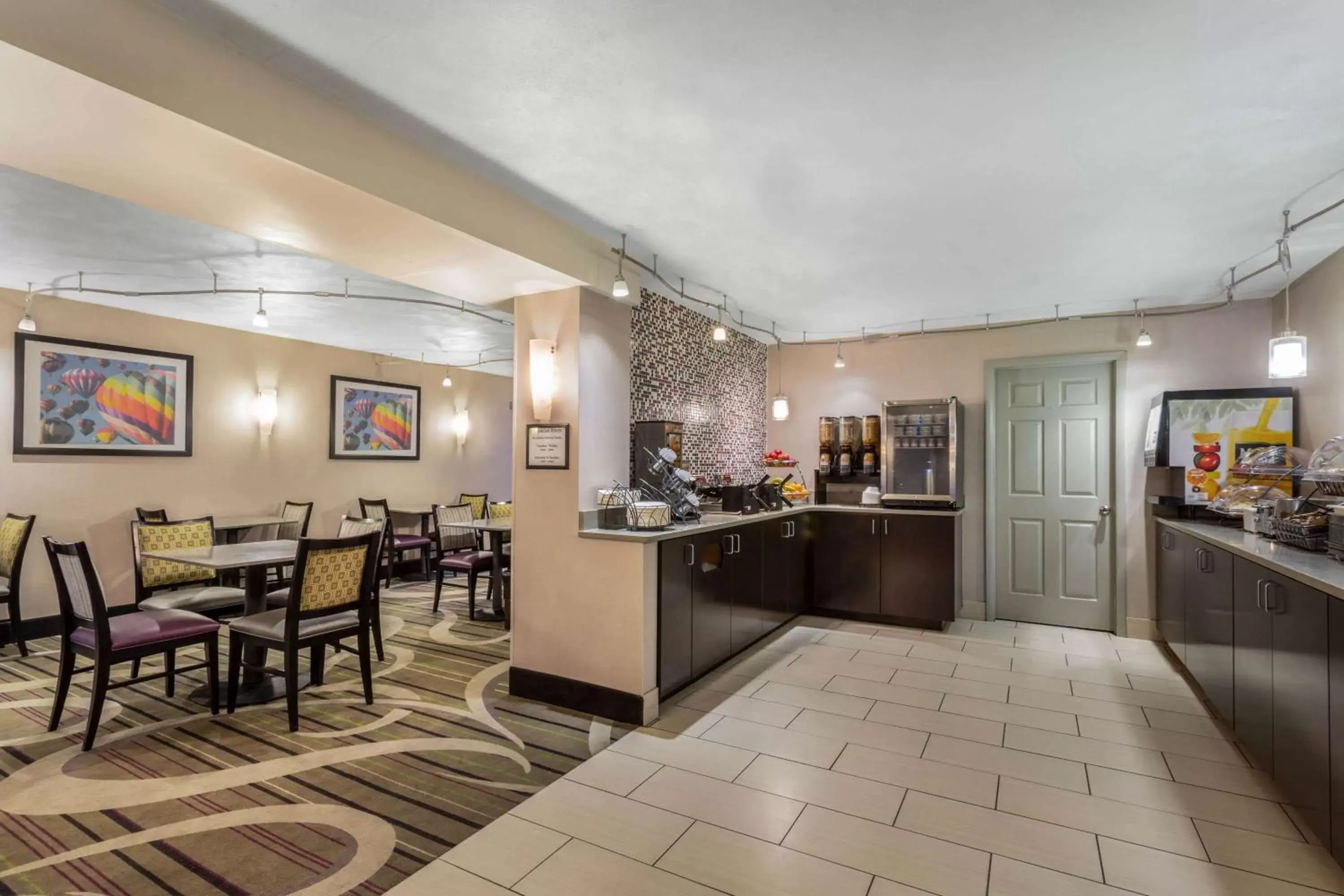 Restaurant/places to eat in La Quinta Inn by Wyndham Binghamton - Johnson City Restaurant/places to eat in La Quinta Inn by Wyndham Binghamton - Johnson City