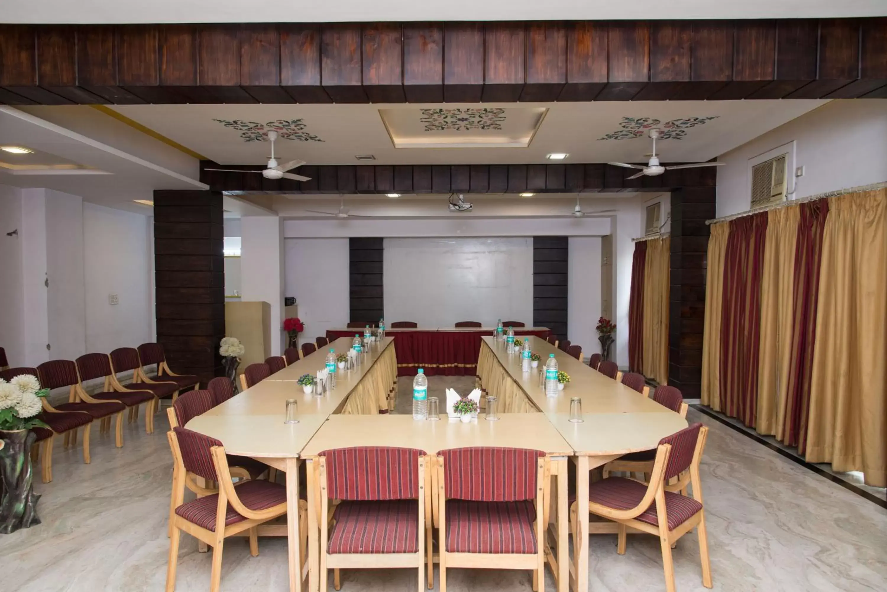 Business facilities in Hotel Gorbandh