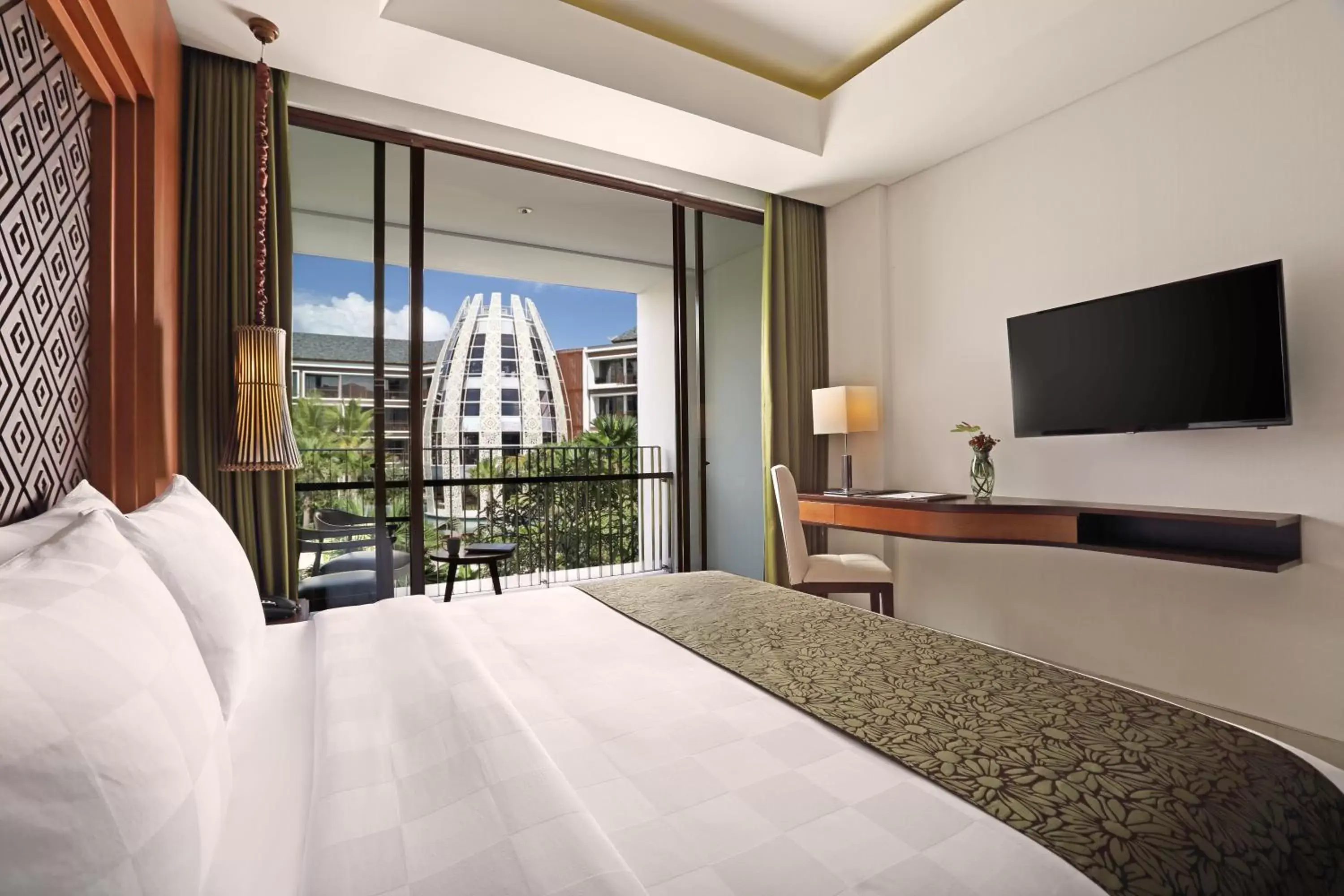 Bed, TV/Entertainment Center in Golden Tulip Jineng Resort Bali