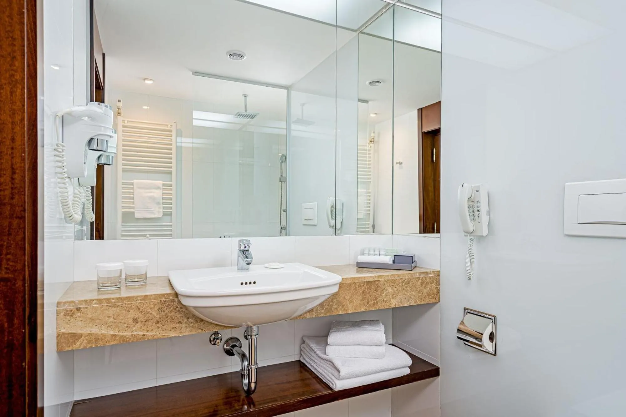 Shower in Hotel International