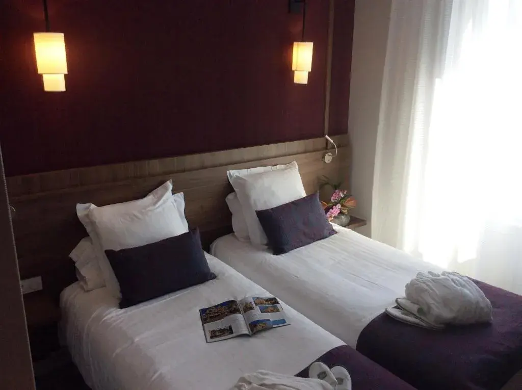 Comfort Double Room in Best Western Le Duguesclin Hôtel-Restaurant Comfort Double Room in Best Western Le Duguesclin Hôtel-Restaurant