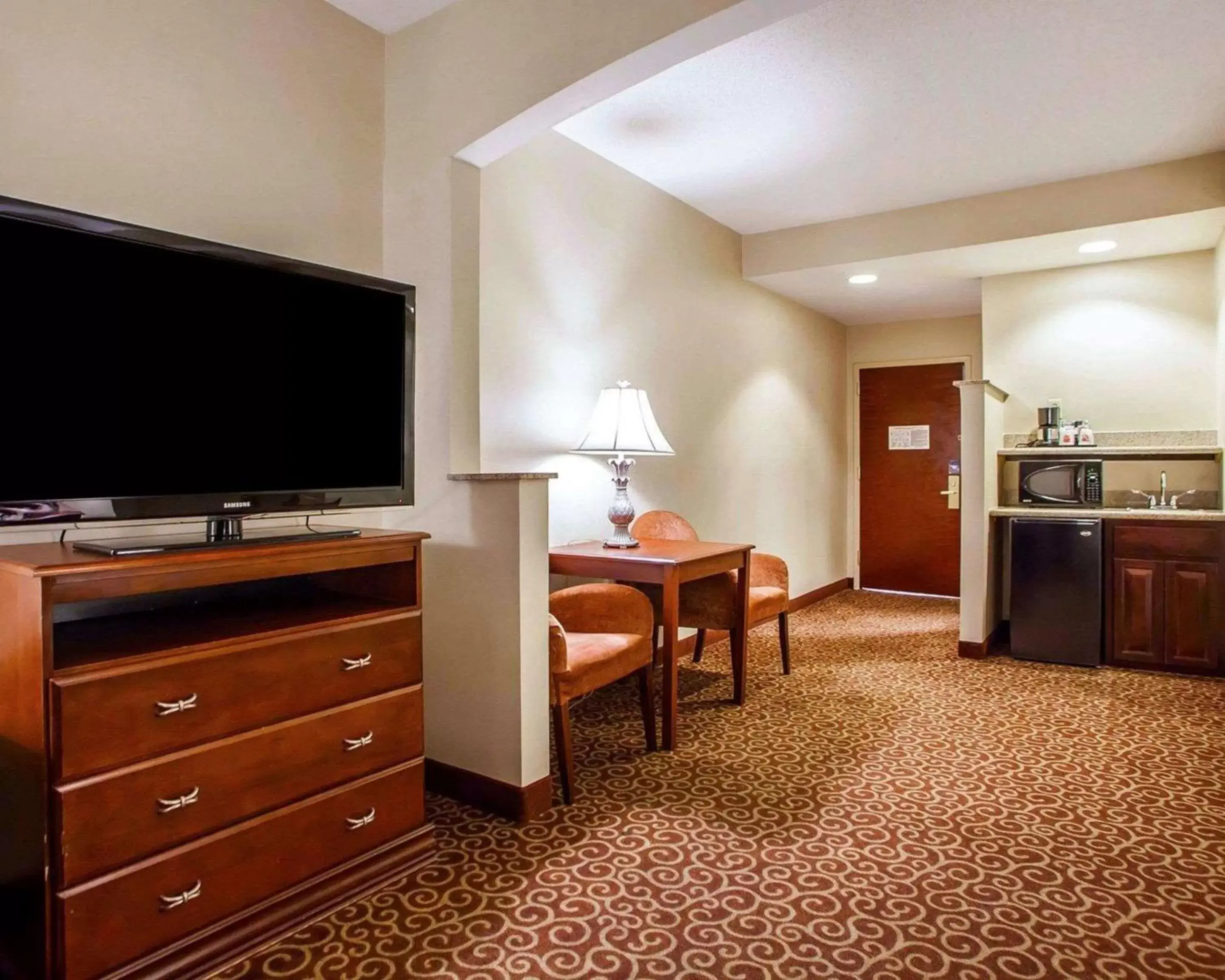 Photo of the whole room, TV/Entertainment Center in Comfort Suites East Brunswick - South River