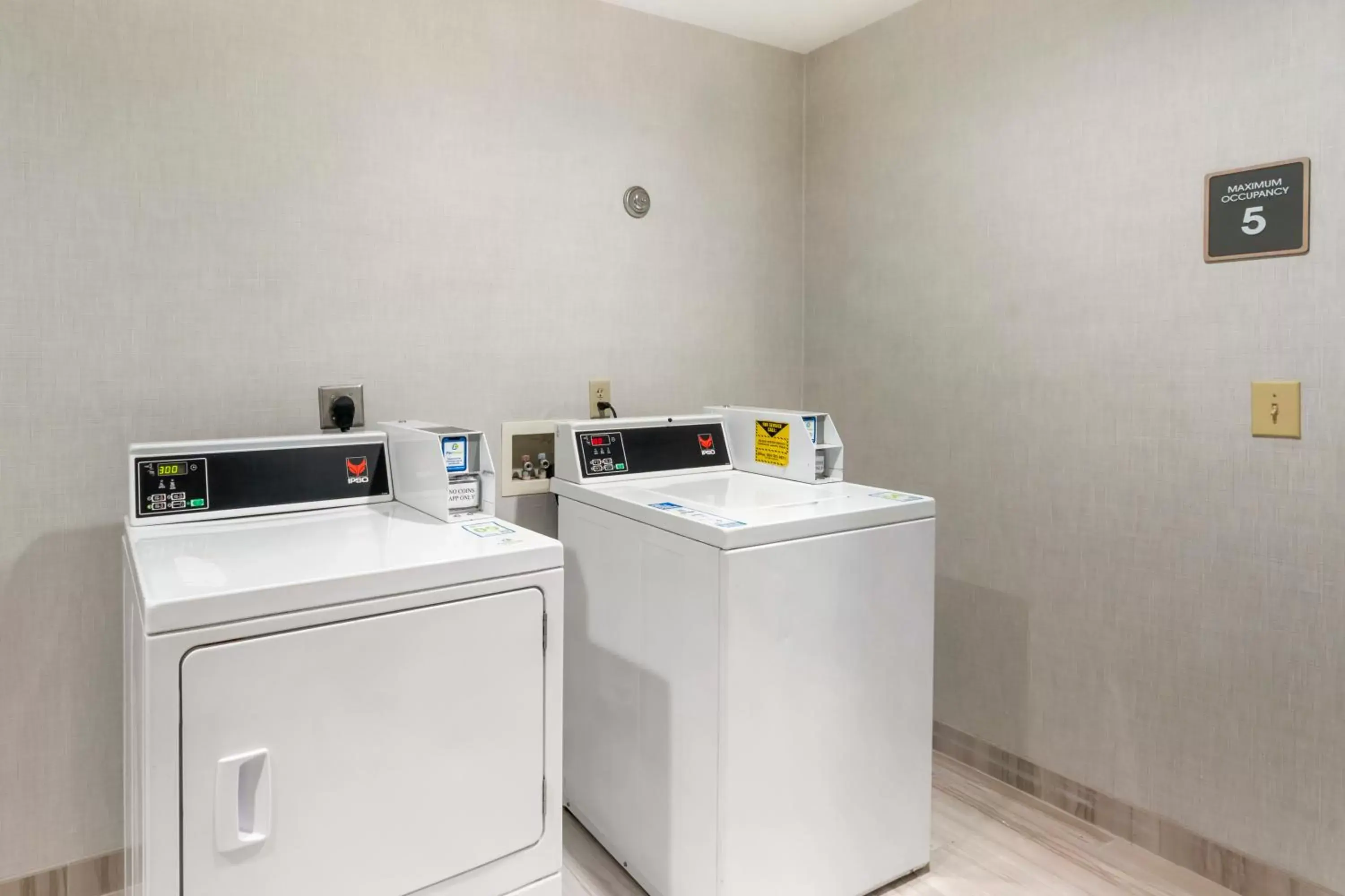 laundry, Kitchen/Kitchenette in Comfort Inn & Suites Hampton near Coliseum