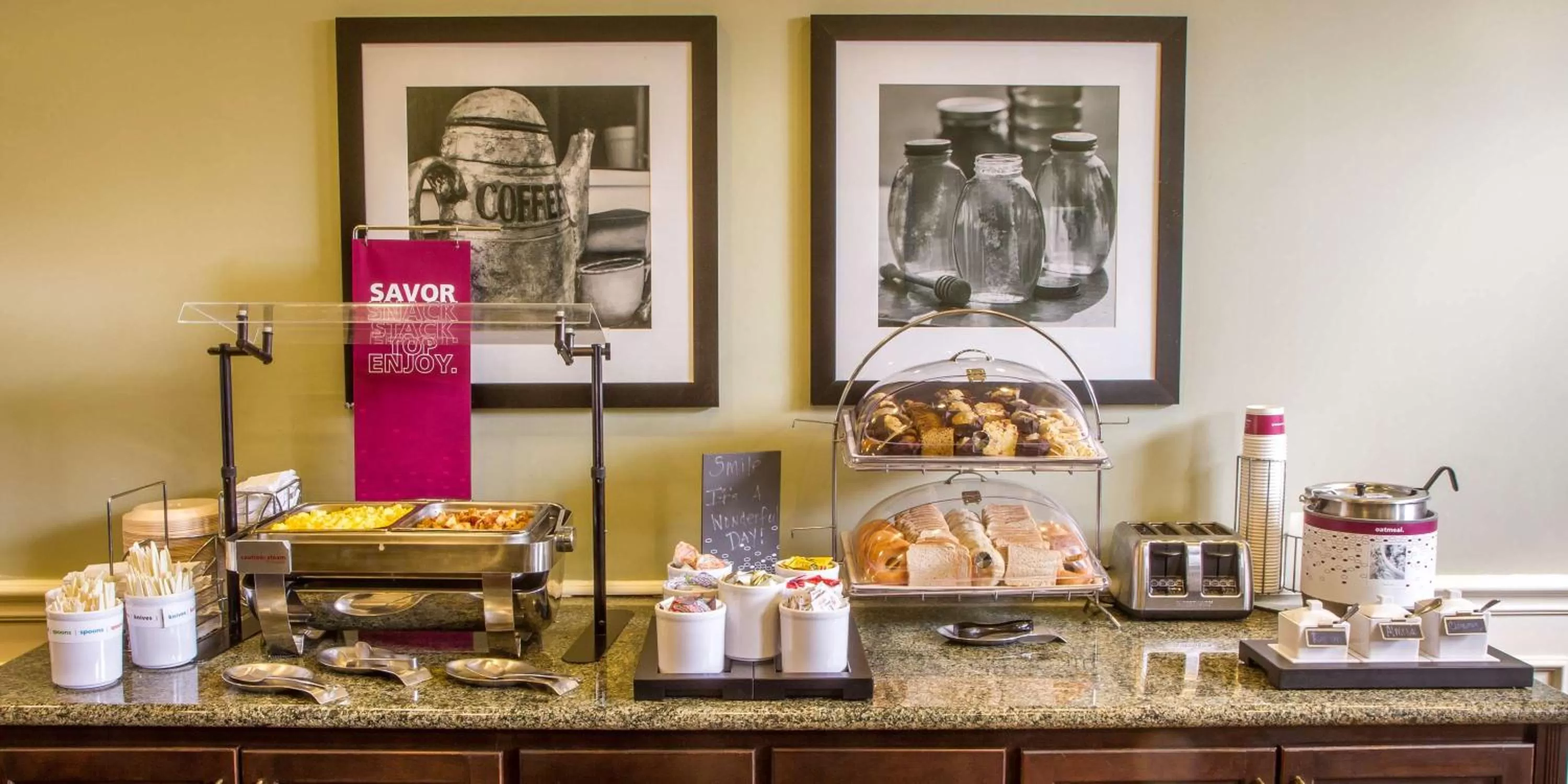Dining area in Hampton Inn & Suites Savannah Historic District
