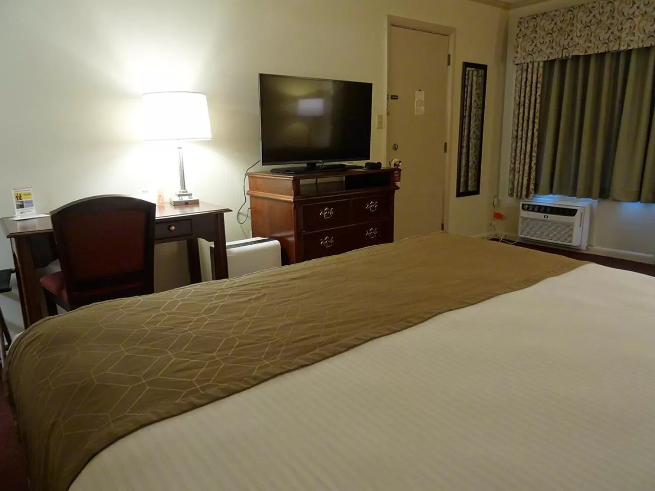 Photo of the whole room, Bed in Bird-in-Hand Family Inn