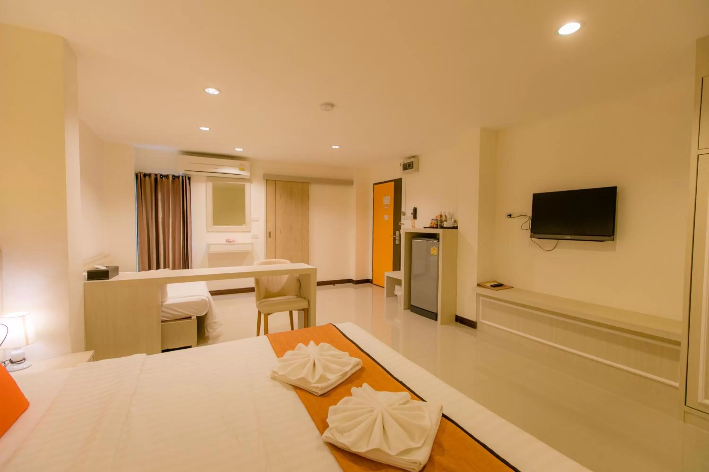 Communal lounge/ TV room, Bed in De Hug Hotel & Residence