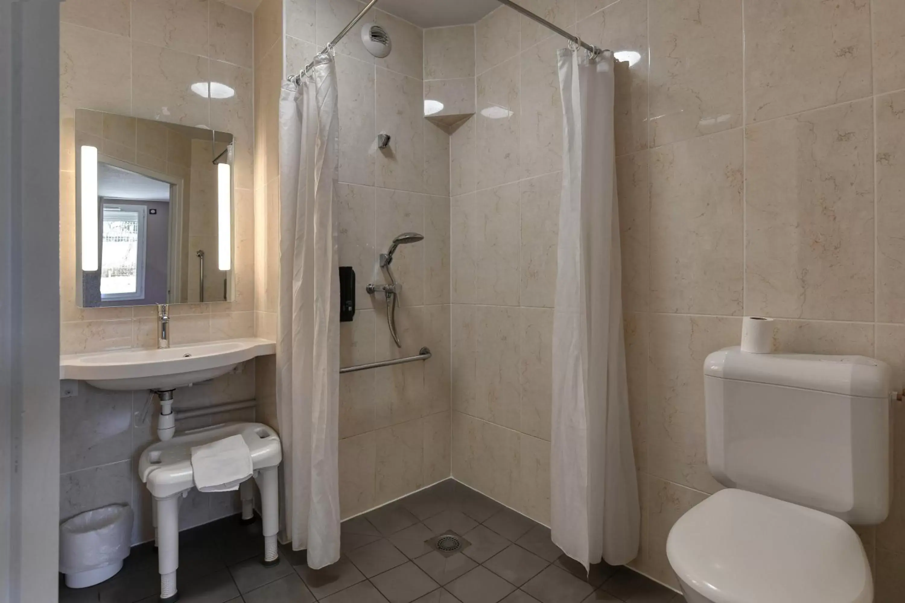 Bathroom in B&B HOTEL Brive-la-Gaillarde