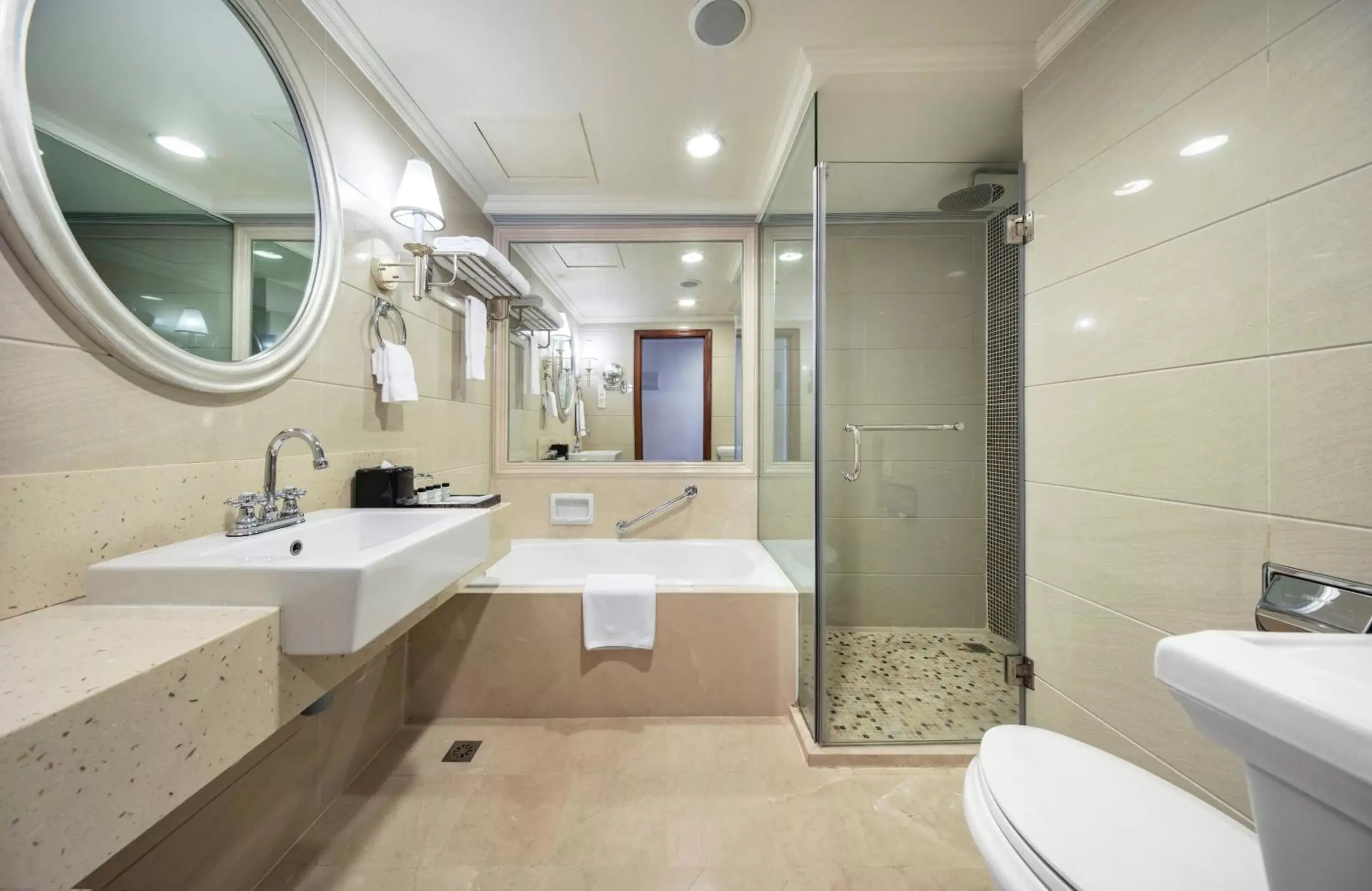 Shower, Bathroom in Sheraton Guilin Hotel