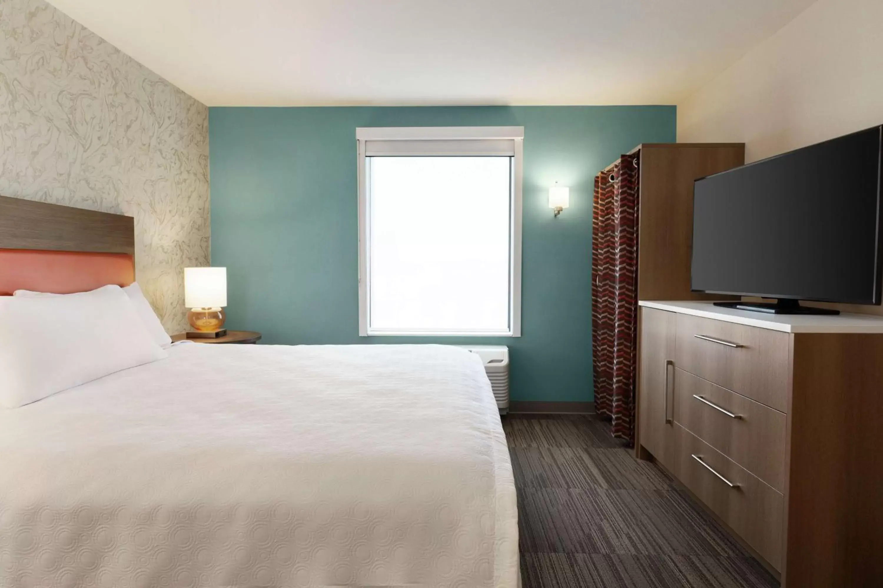 Bedroom, Bed in Home2 Suites By Hilton Portland Airport