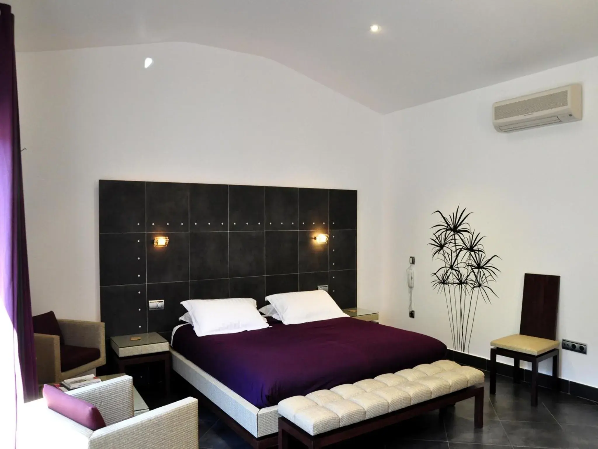 Bedroom, Bed in Private Hôtel - Adult Only