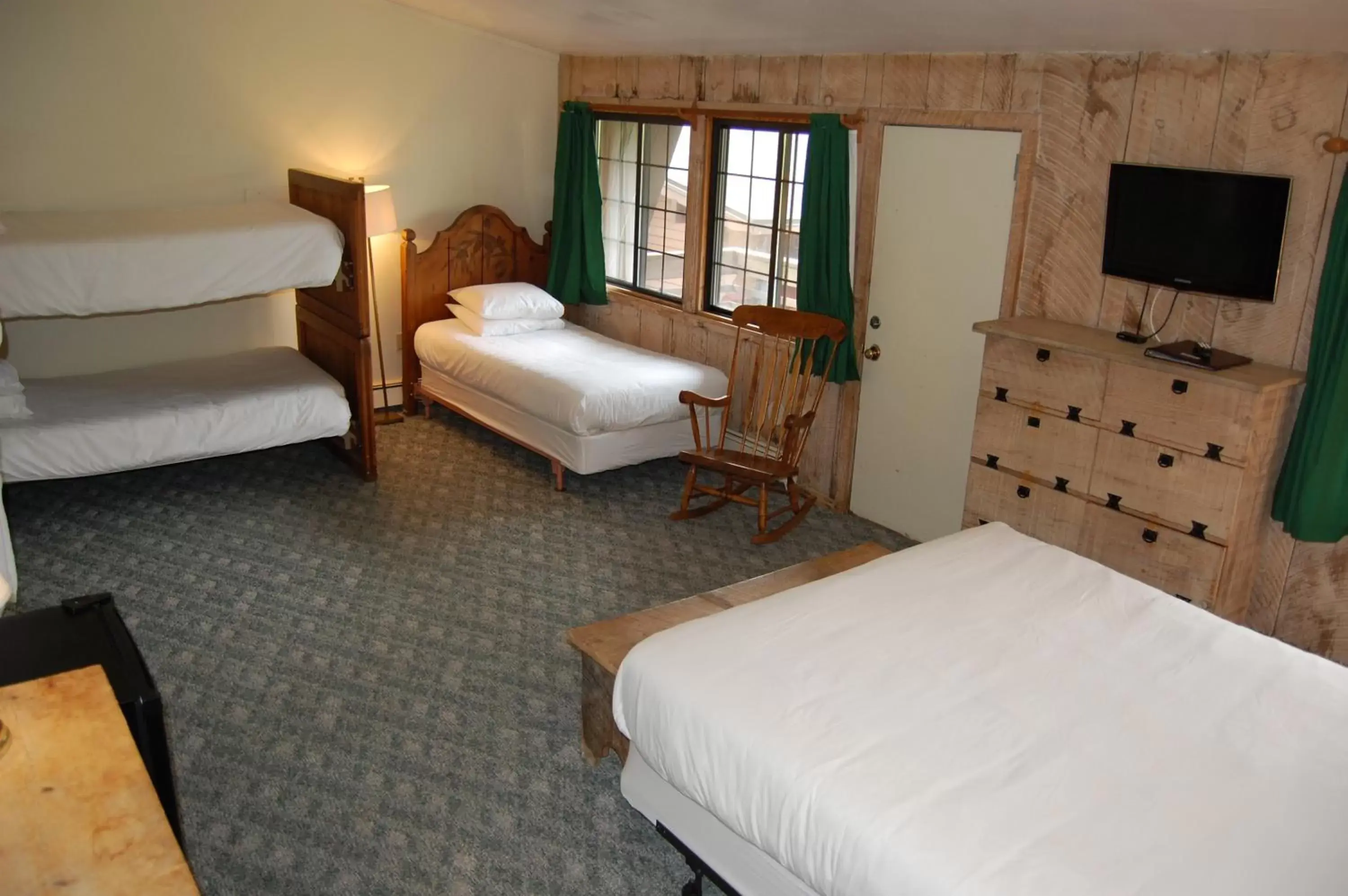 Bedroom, Bed in Summit Lodge