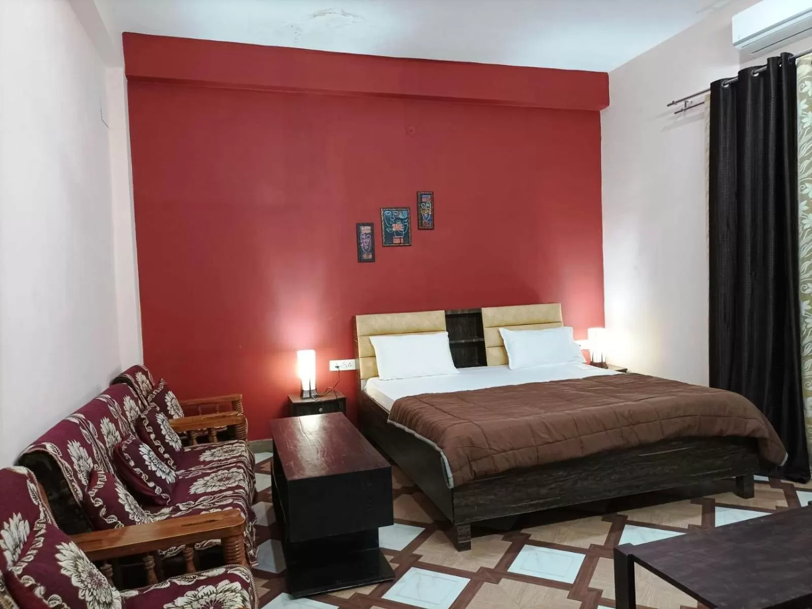 Photo of the whole room, Bed in Foreigners Inn