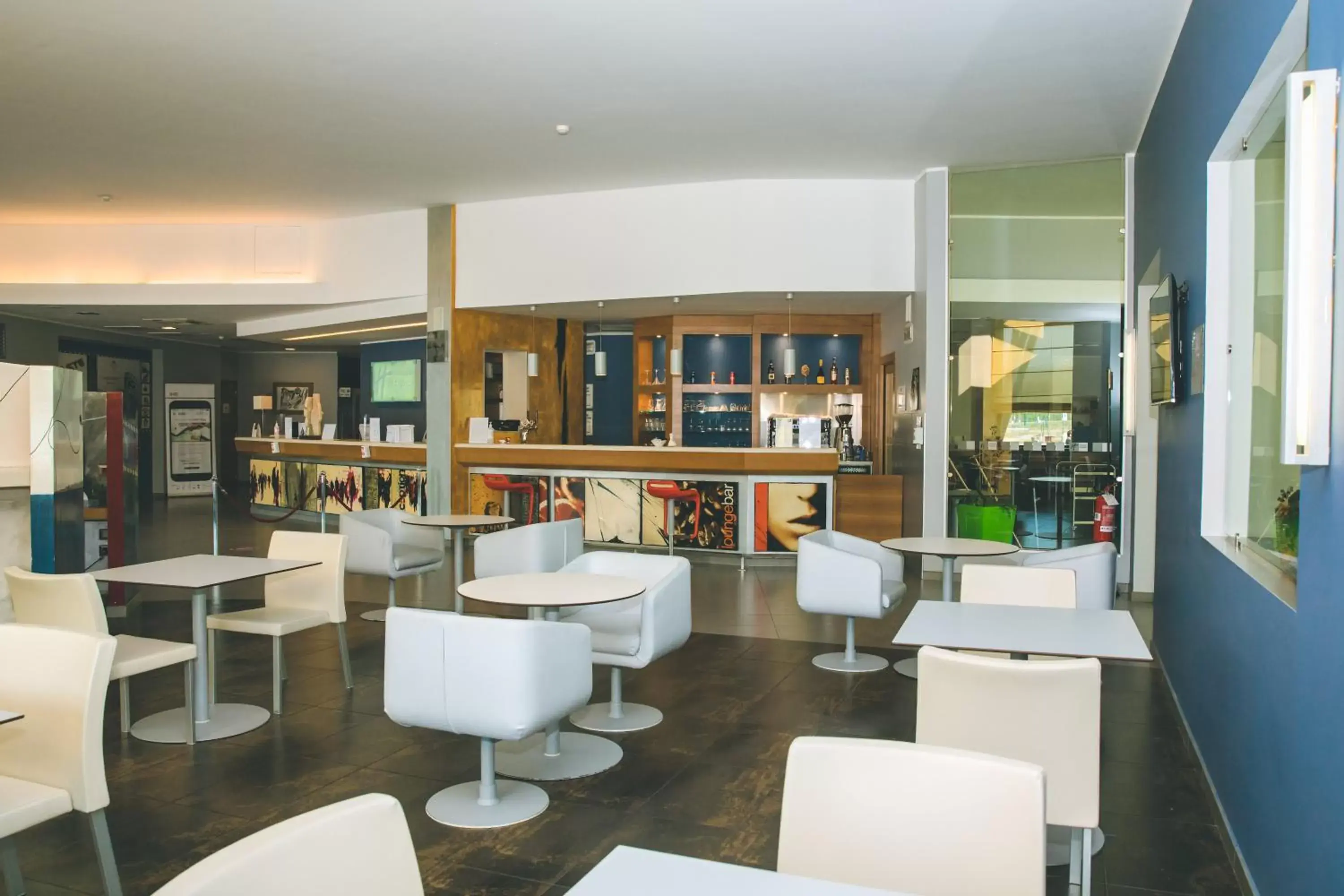 Lounge or bar, Lounge/Bar in Holiday Inn Express Milan-Malpensa Airport, an IHG Hotel