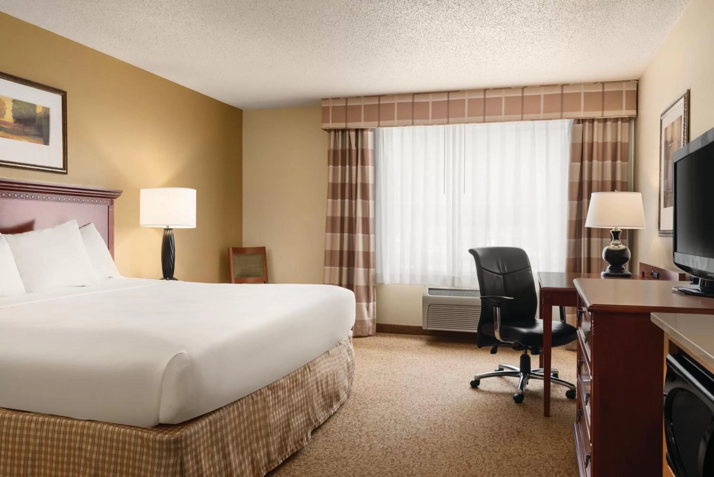 Bedroom, Bed in Country Inn & Suites by Radisson, Mankato Hotel and Conference Center, MN