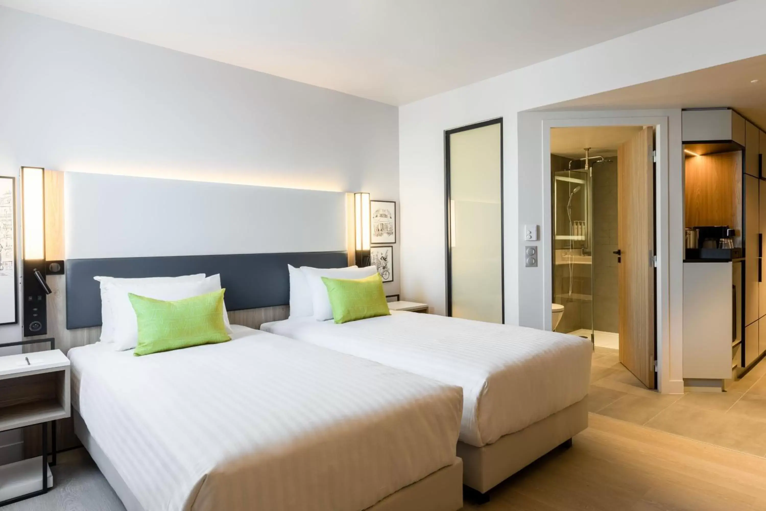 Photo of the whole room, Bed in Courtyard by Marriott Paris Creteil