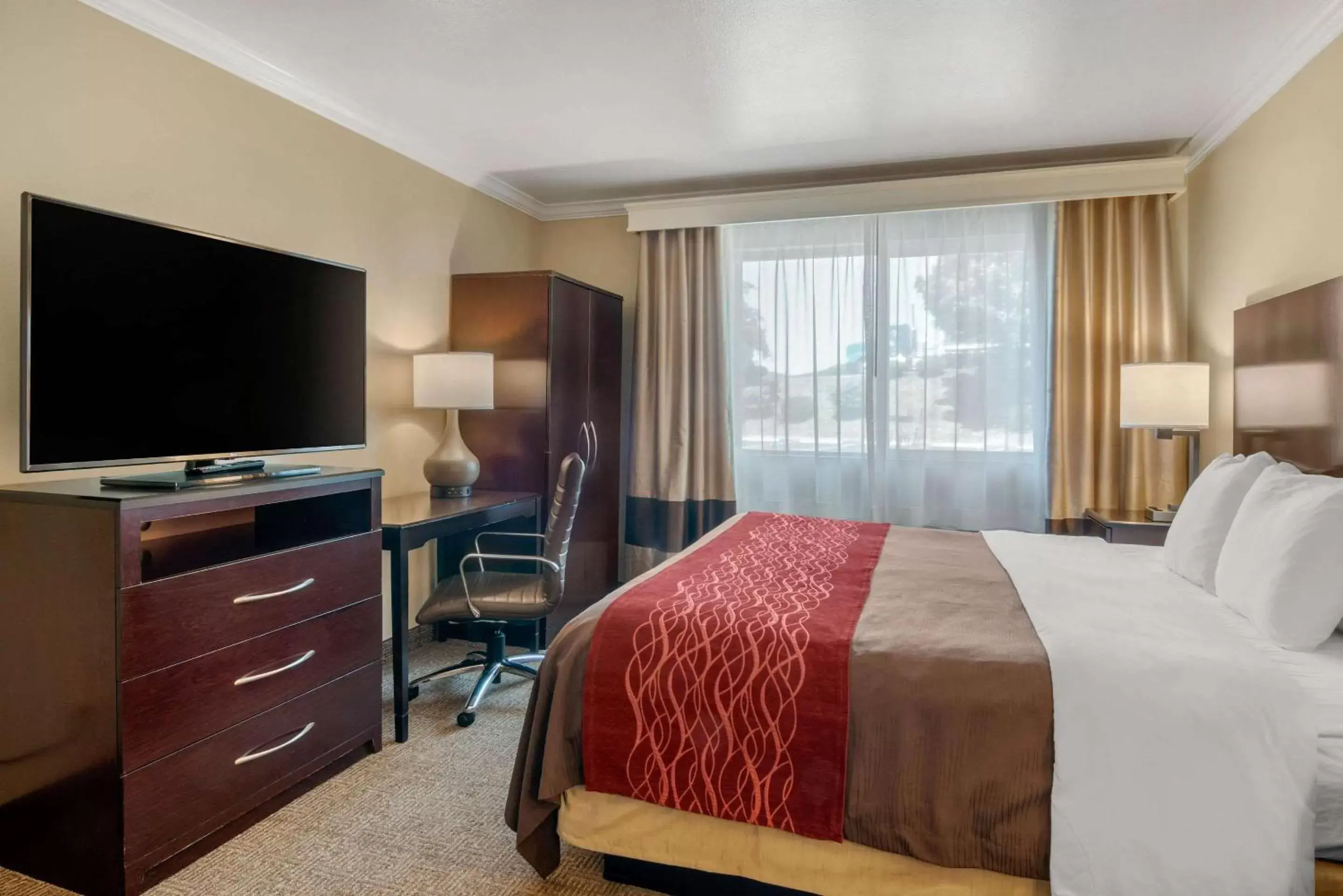 Photo of the whole room, TV/Entertainment Center in Comfort Inn Columbia Gorge