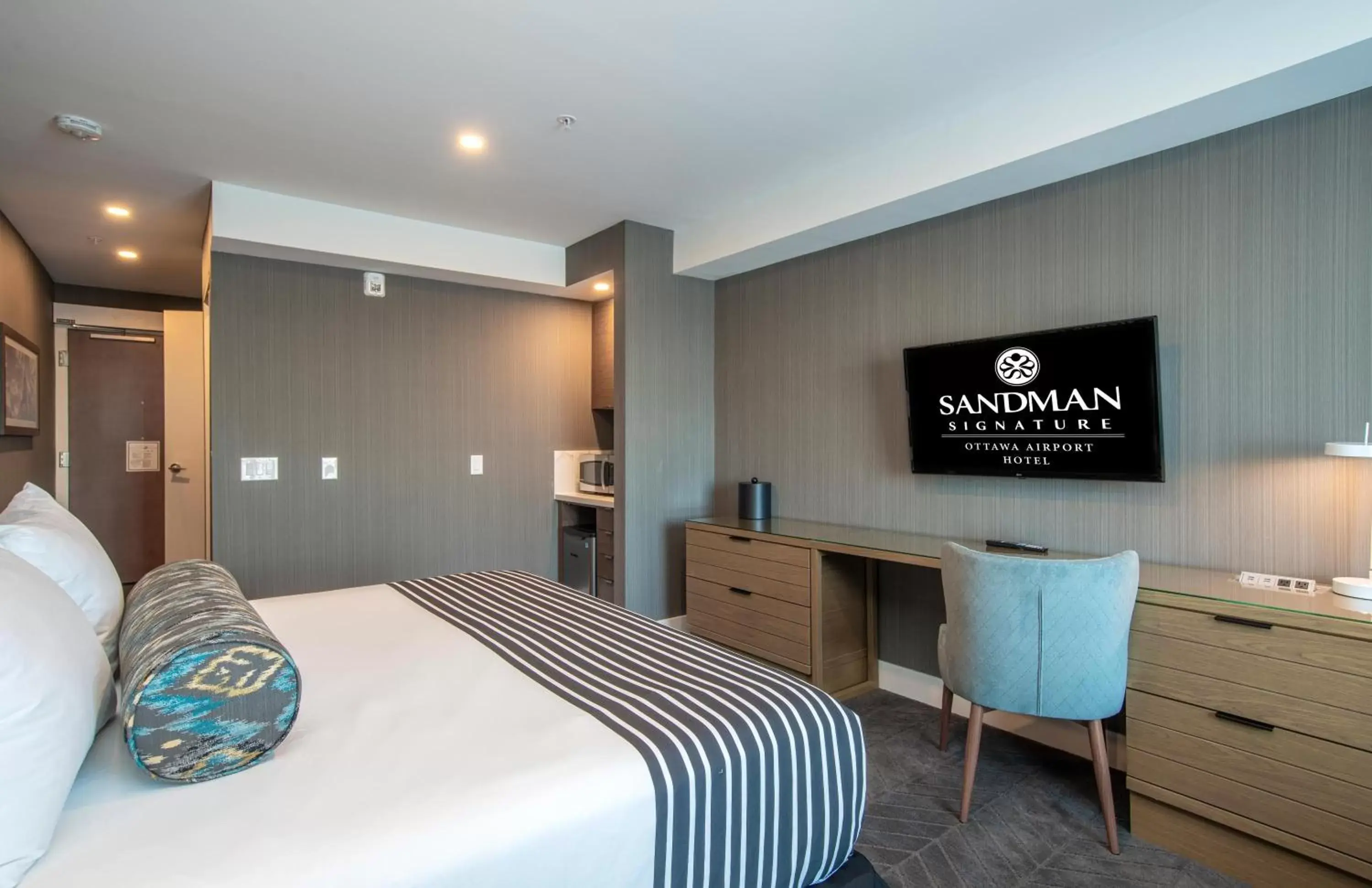 Photo of the whole room, Bed in Sandman Signature Ottawa Airport Hotel