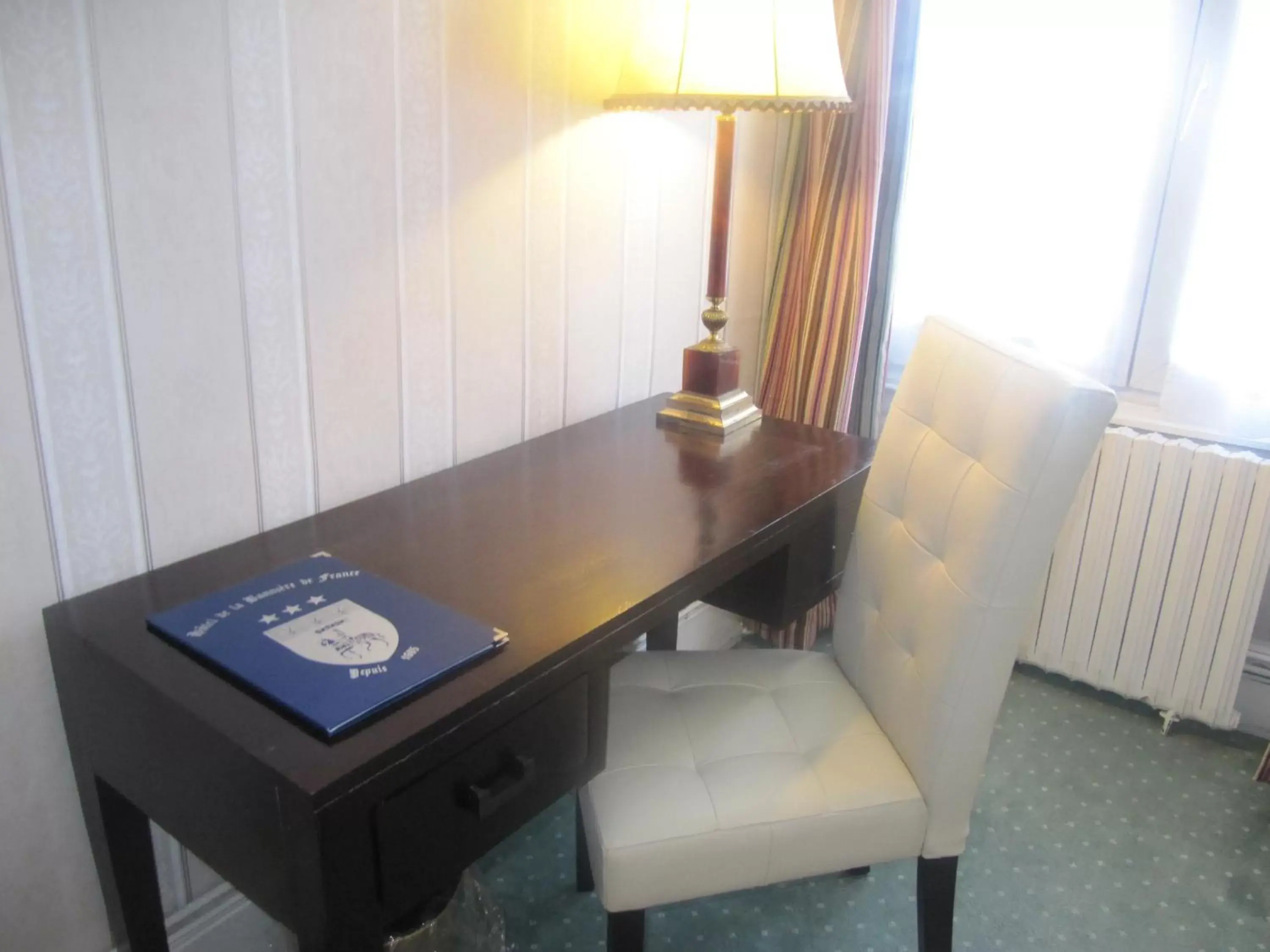 Seating Area in Hôtel De La Banniere De France