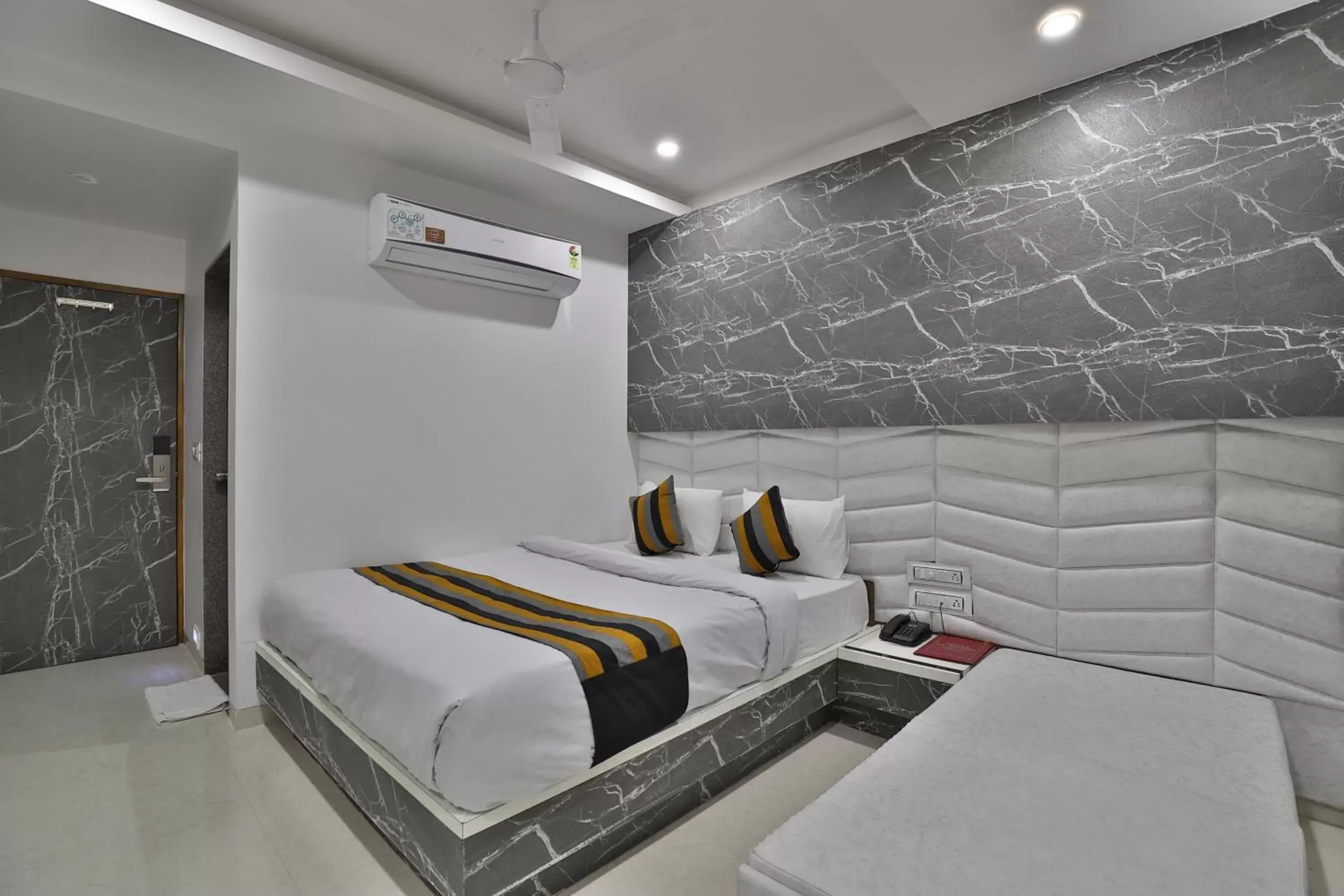 Photo of the whole room, Bed in HOTEL LE GRAND Photo of the whole room, Bed in HOTEL LE GRAND