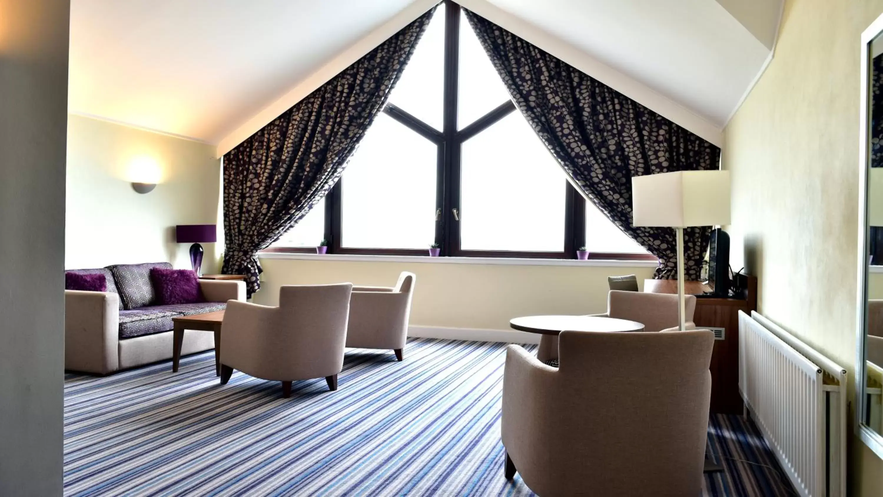 Photo of the whole room, Seating Area in Holiday Inn Glasgow - East Kilbride, an IHG Hotel