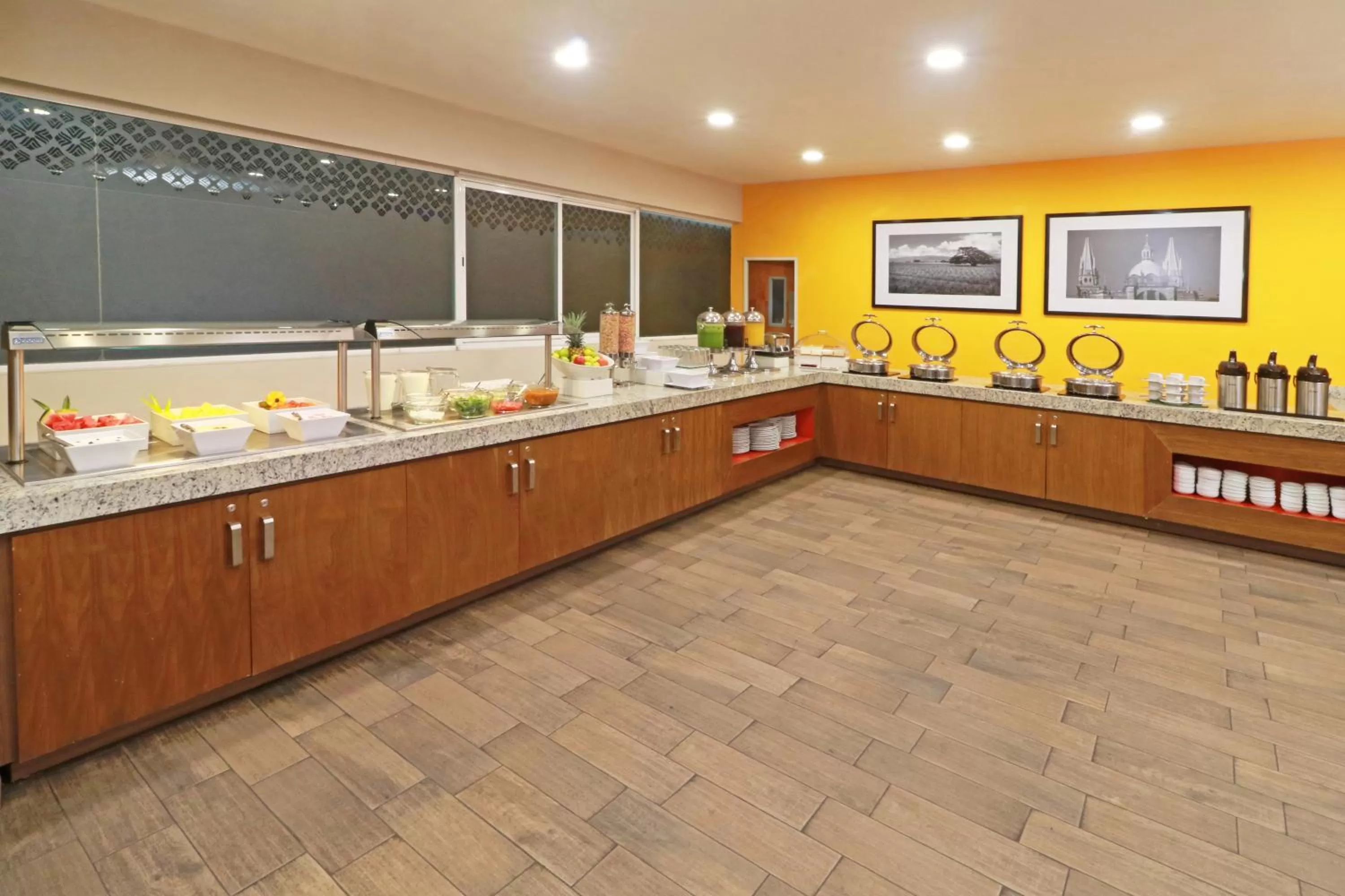 Restaurant/places to eat in Wyndham Garden Guadalajara Acueducto