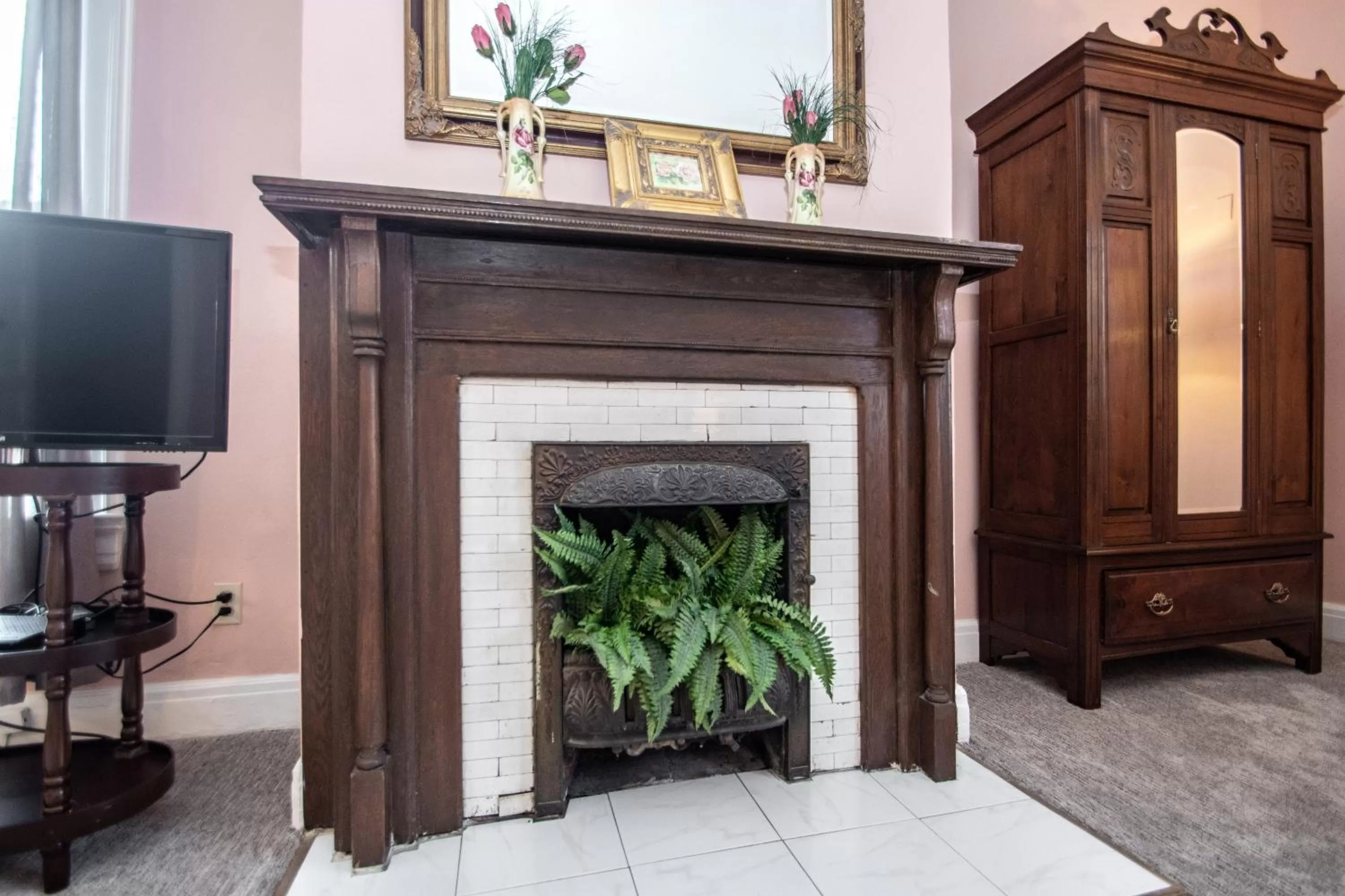 TV and multimedia, TV/Entertainment Center in Looking Glass Inn