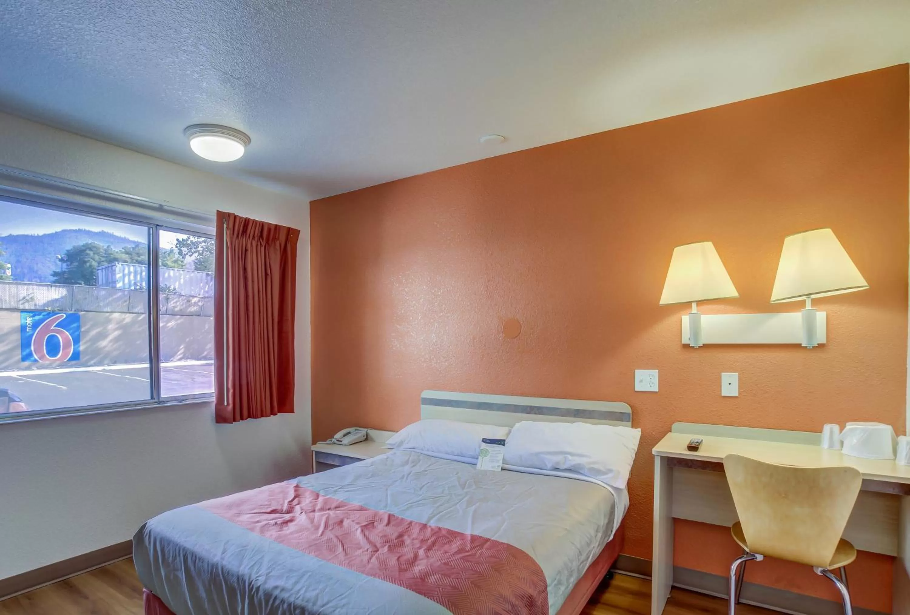 Bedroom, Bed in Motel 6-Grants Pass, OR