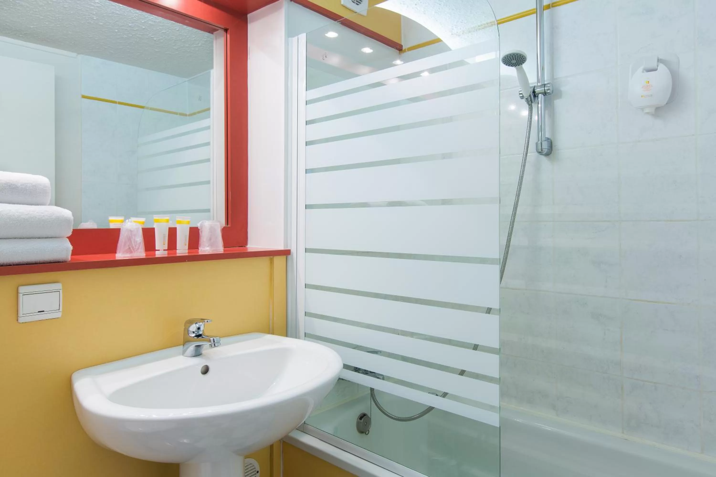 Standard Twin Room - Non-Smoking in Comfort Hotel Montlucon