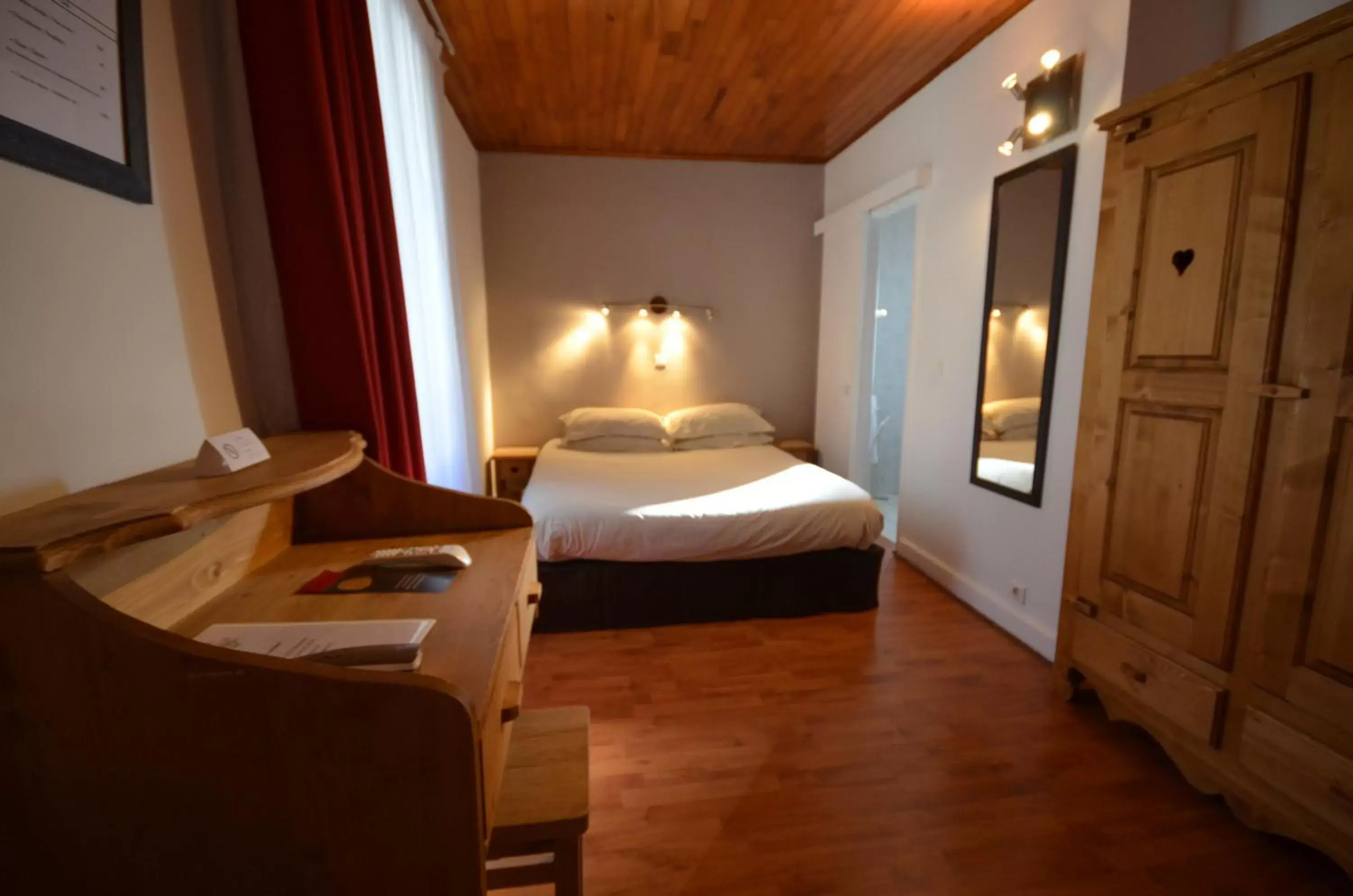 Photo of the whole room, Bed in Hôtel Edelweiss