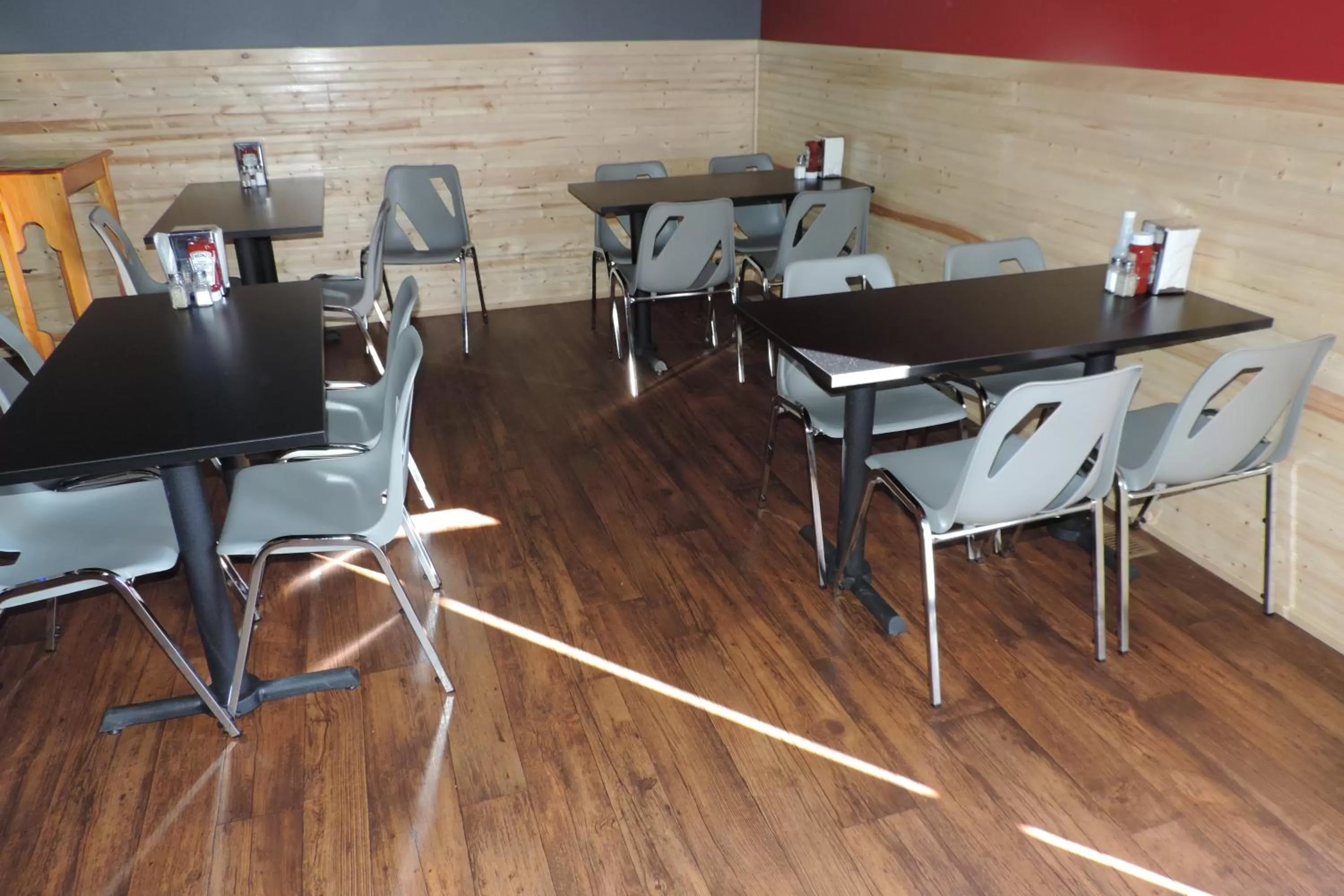 Restaurant/places to eat in North 99 Motel